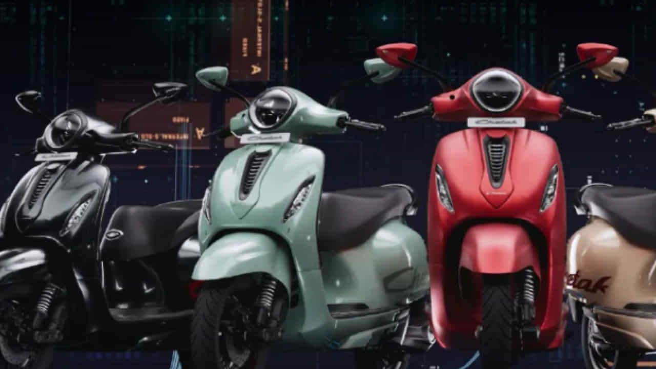 బజాజ్ చేతక్ (Bajaj Chetak): బజాజ్ చేతక్ ఈవీ దాని ఆల్-మెటల్ బాడీతో మార్కెట్లో ప్రత్యేక గుర్తింపు పొందింది. ఇతర ప్లాస్టిక్ బాడీ స్కూటర్లతో పోలిస్తే ఇది మరింత దృఢంగా, మన్నికగా ఉంటుంది. ఇందులో C2501, C3001, C35 సిరీస్ వంటి మోడల్స్ ఉన్నాయి. ప్రారంభ ధర రూ.89,500 (ఎక్స్-షోరూమ్) కాగా, ప్రీమియం వేరియంట్ రూ.1.22 లక్షల వరకు ఉంటుంది. ఇది 113 కి.మీ నుండి 151 కి.మీ మధ్య రేంజ్ ఇస్తుంది.