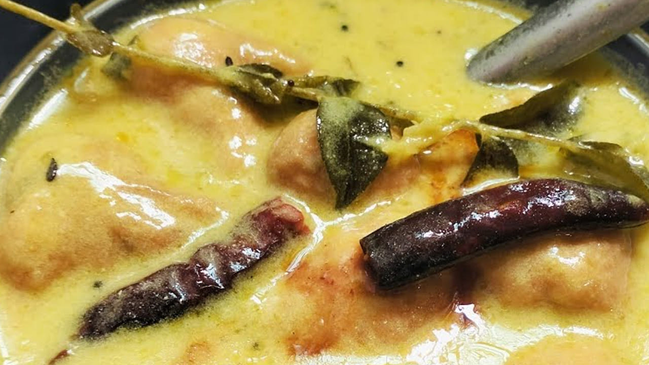 ముందుగా బజ్జీలు తయారు చేసుకోవాలి : సెనగపిండిలో కొద్దిగా ఉప్పు, ఒక టేబుల్ స్పూన్ కారం, కొద్దిగా సోడా, కట్ చేసిన ఉల్లిపాయ ముక్కలు, కట్ చేసిన పచ్చిమిర్చిని వేసి ముద్దలాగా చేసుకోవాలి. ఆ తరువాత ఆయిల్ వేసి  బజ్జీలలాగా వేసుకోవాలి. 