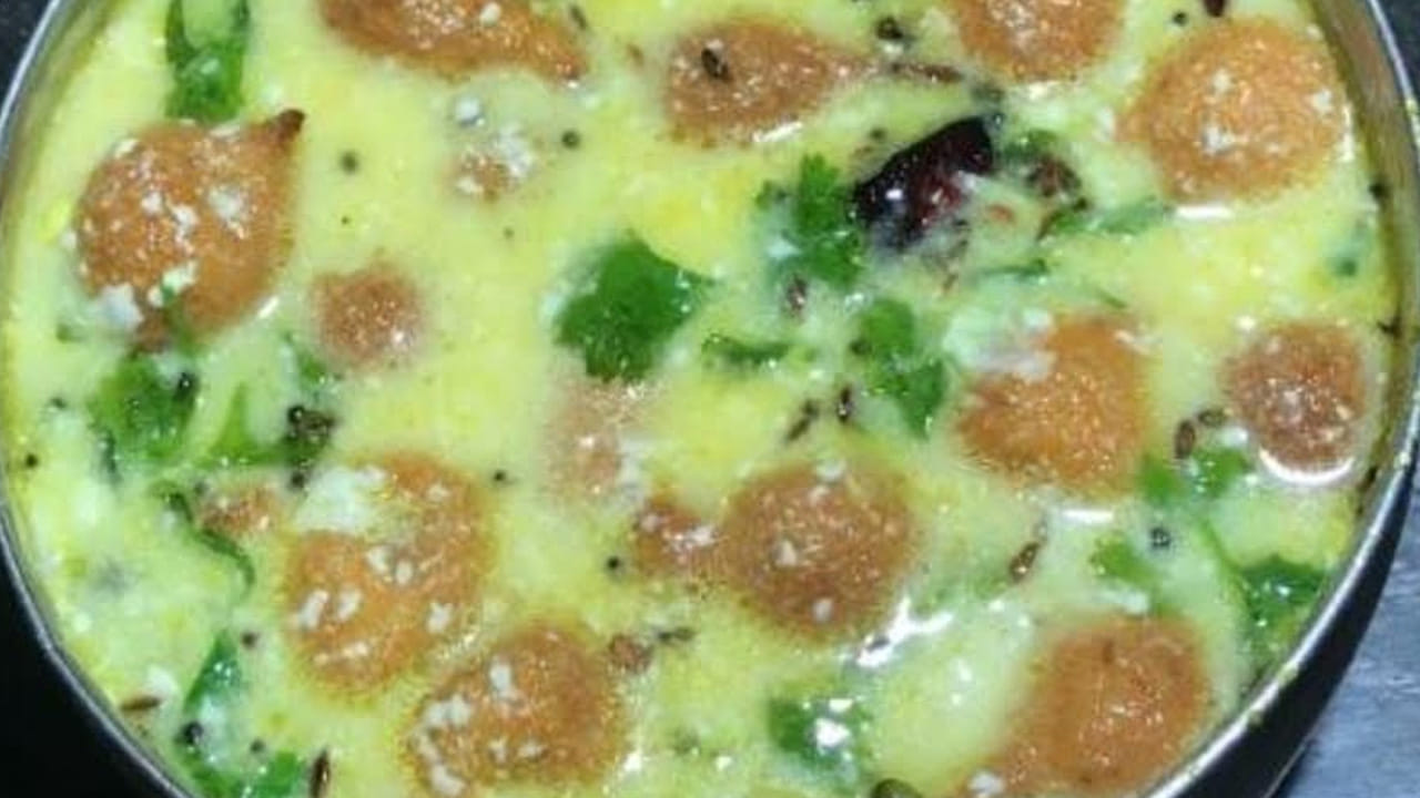 మజ్జిగ పులుసు ఇలా తయారు చేసుకోవాలి: కట్ చేసిన ఉల్లిపాయ ముక్కలు , నాలుగు పచ్చిమిర్చి, ఒక టేబుల్ స్పూన్ అల్లం వేసి పేస్ట్ లాగా చేసుకోవాలి. దీనిని పాన్‌లో వేసి అర టేబుల్ పసుపు, ఉప్పు వేసి మీడియం మంట పై వేడి చేయాలి. 