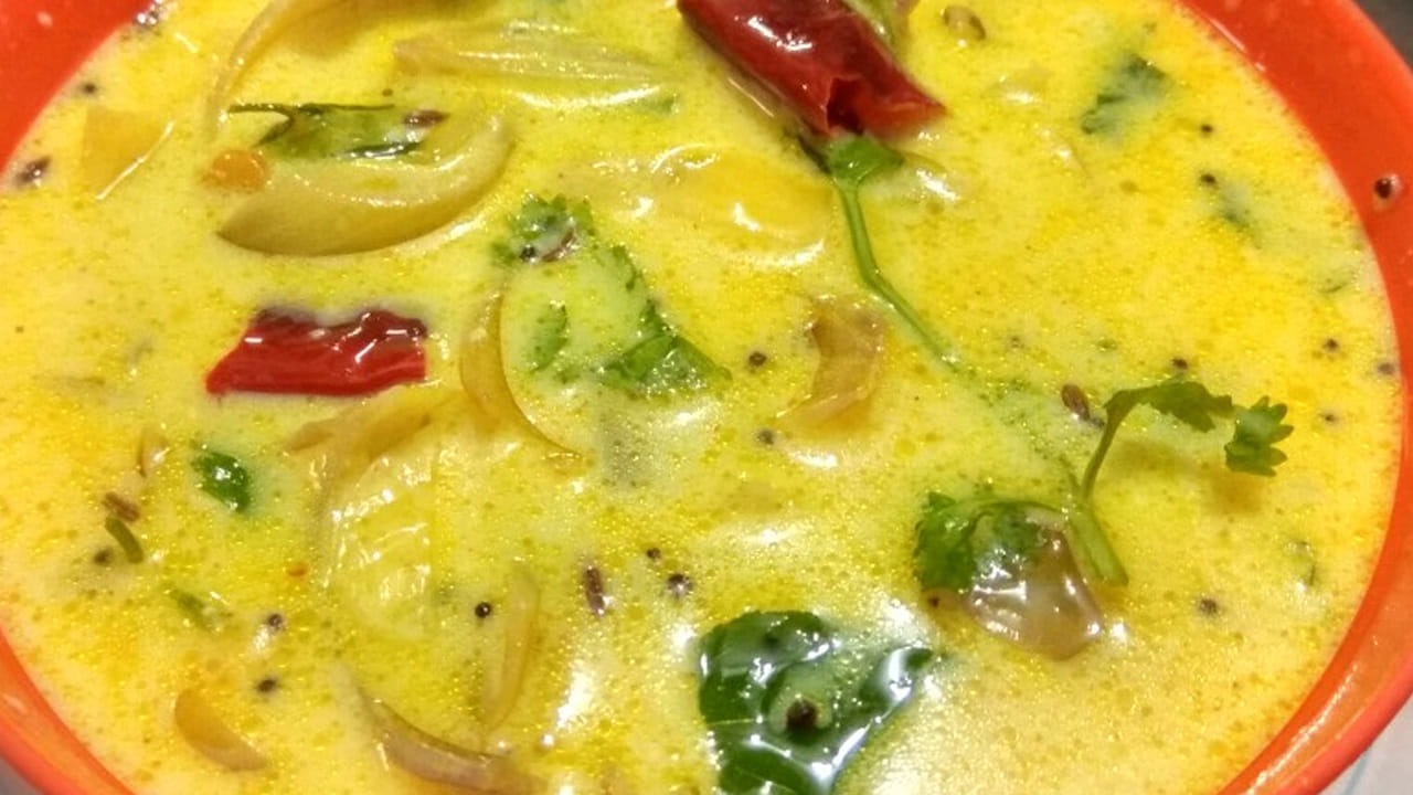 చివర్లో వేయించిన బజ్జీలను ఈ మజ్జిగలో వేసి 10 నిమిషాల పాటు బాగా నాననివ్వాలి. ఆ తర్వాత పాన్‌లో ఆయిల్ వేసి కొద్దిగా ఆవాలు, అర టేబుల్ స్పూన్ జీలకర్ర, అర టేబుల్ స్పూన్ మినప్పప్పు, ఎండు మిర్చిని వేసి వేయించాలి. 