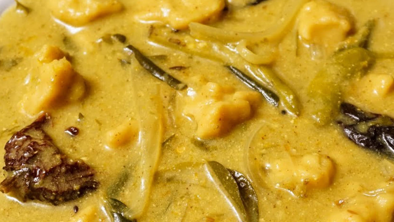 కావాల్సిన పదార్దాలు : ఒక కప్పు సెనగపిండి , రెండు ఉల్లిపాయలు,  రెండు పచ్చిమిర్చి, ఒక టేబుల్ స్పూన్ కారం, రుచికి సరిపడా ఉప్పు,  చిటికెడు సోడా ఉప్పు, నూనె,  రెండు కప్పుల మజ్జిగ , ఒక చిన్న ఉల్లిపాయ, 3 పచ్చిమిర్చి,  ఒక చిన్న అల్లం –  ముక్క, అర టేబుల్ స్పూన్ పసుపు, రుచికి సరిపడా ఉప్పు,  అర టేబుల్ స్పూన్ ఆవాలు, అర టేబుల్ స్పూన్ జీలకర్ర, 
ఒక టీ స్పూన్ మినప్పప్పు, ఎండు మిర్చి , కరివేపాకును తీసుకోవాలి. 