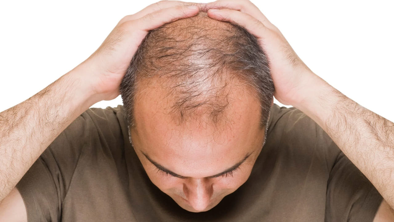 మొదటి ప్రధాన తేడా సబ్బులు, షాంపూల వాడకం. మానసిక స్థిమితం లేని వ్యక్తులు ఎటువంటి రసాయన సబ్బులు లేదా షాంపూలు ఉపయోగించరు. మన శరీరానికి సహజంగానే “మంచి బ్యాక్టీరియా” ఉంటుందని, ఇది శరీరాన్ని, జుట్టును రక్షించే పాతోజెన్‌ల నుండి కాపాడుతుందని డా. ఠాకూర్ అన్నారు. షాంపూలు, సబ్బుల వాడకం ఈ మంచి బ్యాక్టీరియాను నాశనం చేస్తుందని, దీనివల్ల జుట్టు రాలడం పెరుగుతుందని ఆయన అభిప్రాయపడ్డారు. పూర్వ కాలంలో ప్రజలు షాంపూలు వాడేవారు కారని, అప్పుడు బట్టతల సమస్యలు తక్కువగా ఉండేవని ఆయన పేర్కొన్నారు. డా. ఠాకూర్ వ్యక్తిగతంగా నెలకు ఒకటి లేదా రెండు సార్లు కుంకుడుకాయ పులుసును తలకు వాడతానని, శరీరం కోసం కేవలం నీళ్లు లేదా సున్నిపిండిని ఉపయోగిస్తానని తెలిపారు. సున్నిపిండి వాడితే దుర్వాసన కూడా రాదని ఆయన సూచించారు.
