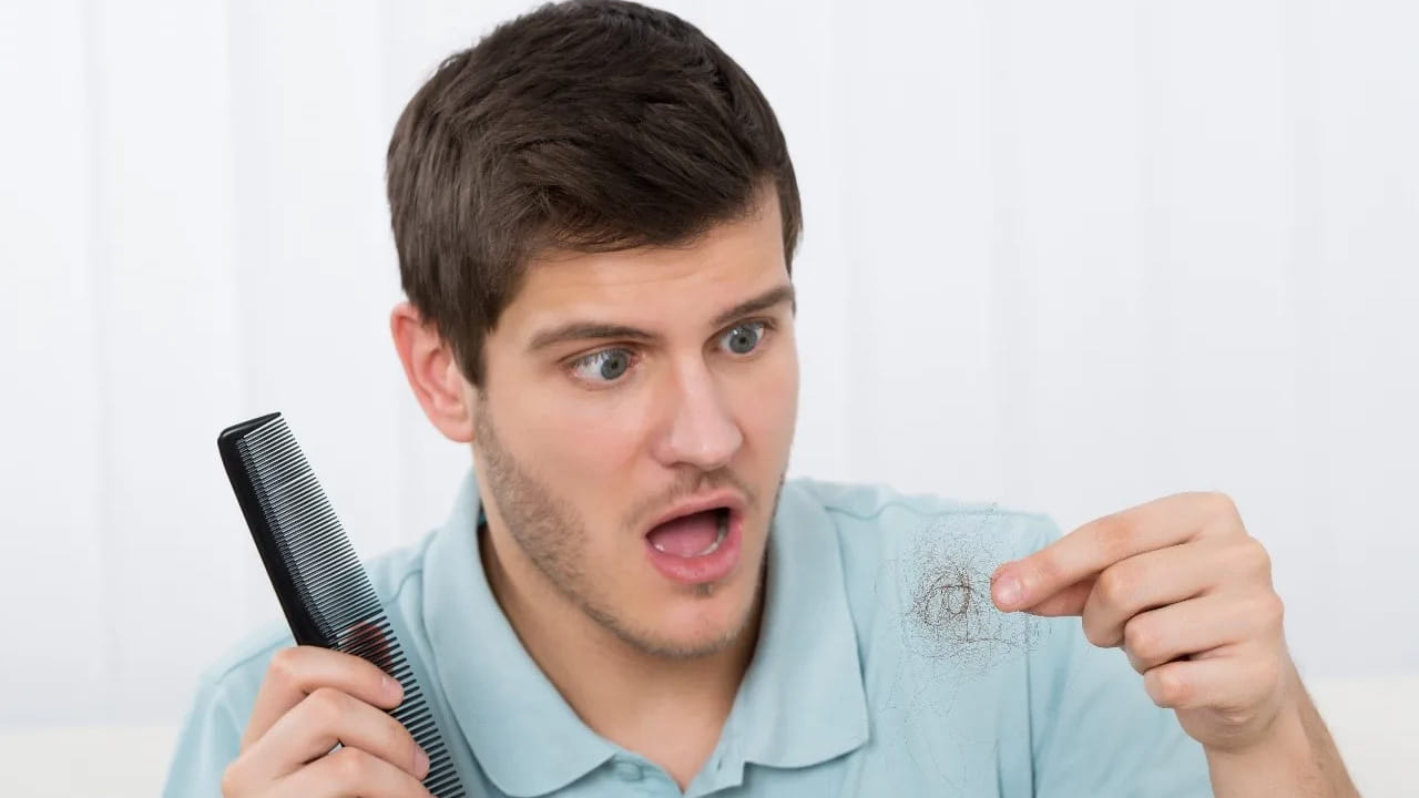 మూడవది మానసిక ఒత్తిడి మరియు చింత. మానసిక స్థిమితం లేని వ్యక్తులు ప్రపంచంలోని వ్యవహారాల గురించి, ఆస్తి గురించి, కుటుంబం గురించి ఒత్తిడిని తీసుకోరు. అయితే, ఆధునిక మానవులు స్వార్థంతో, లక్ష్యాల సాధనలో భాగంగా నిరంతరం ఒత్తిడికి, టెన్షన్‌లకు లోనవుతారు. ఈ అధిక ఒత్తిడి, మానసిక ఆందోళన జుట్టు రాలడానికి ప్రధాన కారణాలలో ఒకటిగా డా. ఠాకూర్ గుర్తించారు. మానసిక ప్రశాంతత, ఒత్తిడి లేని జీవనం జుట్టు ఆరోగ్యాన్ని కాపాడడంలో కీలక పాత్ర పోషిస్తాయని ఆయన అభిప్రాయపడ్డారు.
