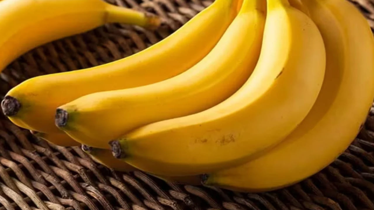  రసాయనాలతో పండించిన పండ్లను గుర్తించే మార్గాలు: భారత ఆహార భద్రత, ప్రమాణాల అధికారం (FSSAI) ప్రకారం, రసాయనాలతో పండించిన పండ్లను మనం సులభంగా గుర్తించవచ్చు.రంగులో తేడా: పండు మొత్తం ముదురు పసుపు రంగులో ఉండి, దాని చివరలు (కాడ,అడుగు భాగం) మాత్రం పచ్చగా ఉంటే, అది ఖచ్చితంగా రసాయనాలతో పండించినదే అని గుర్తించాలి. మచ్చలు లేకపోవడం: సహజంగా పండిన అరటిపండుపై అక్కడక్కడా చిన్న చిన్న నల్లటి లేదా గోధుమ రంగు మచ్చలు కనిపిస్తాయి. కానీ కెమికల్స్ వాడిన పండ్లు మచ్చలు లేకుండా చాలా శుభ్రంగా, పసుపు రంగులో మెరిసిపోతుంటాయి.