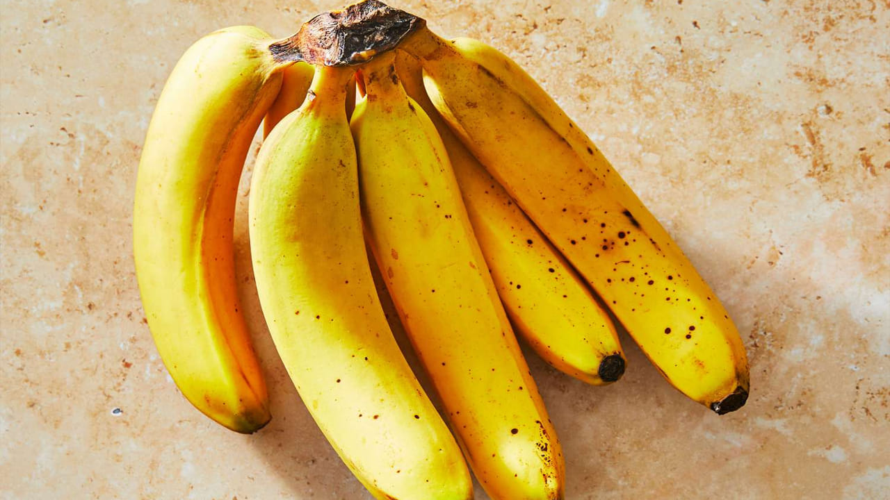  కాడ భాగం: పండు సహజంగా పక్వానికి వచ్చినప్పుడు దాని కాడ నలుపు రంగులోకి మారుతుంది. రసాయనాలు వాడితే అది పచ్చగా లేదా లేత పసుపు రంగులోనే ఉంటుంది. రుచి మరియు ఆకృతి: రసాయనాలతో పండిన పండు పైన మెత్తగా ఉన్నా, లోపల కొన్నిసార్లు గట్టిగా ఉంటుంది. అంతేకాకుండా, దీని రుచి కూడా అంత తియ్యగా ఉండదు.