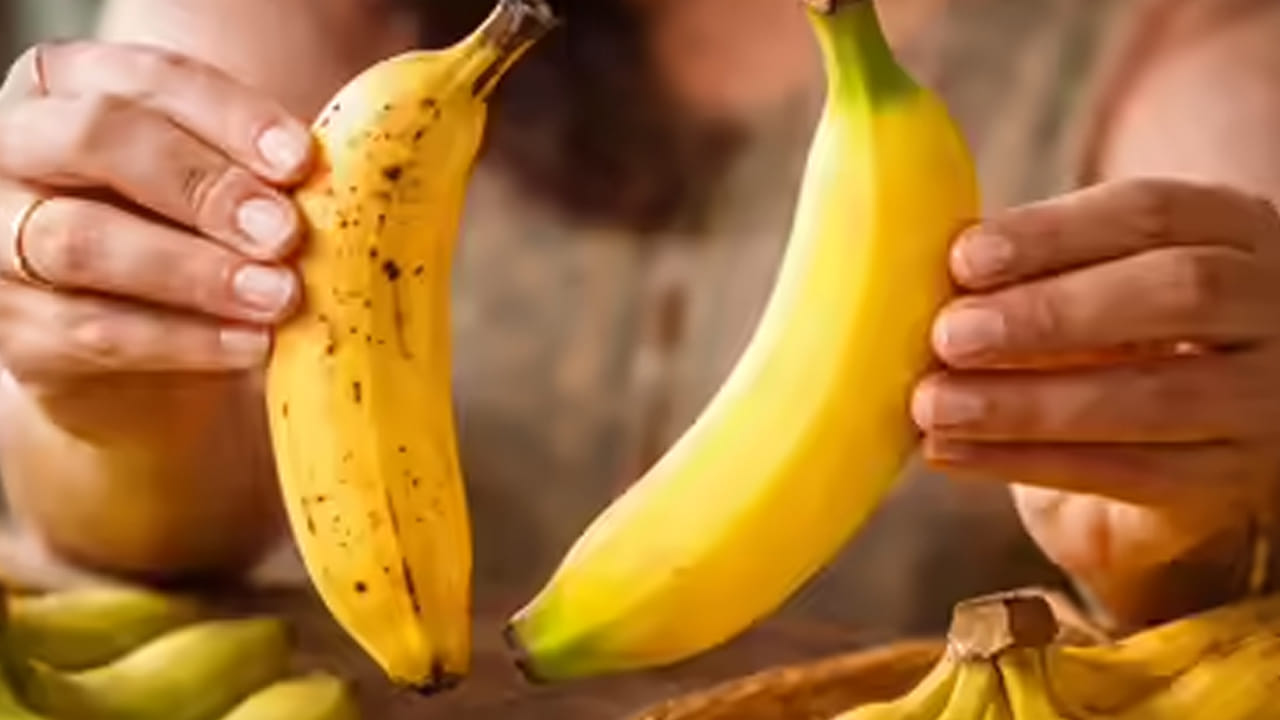  రంగు చూసి మోసపోకండి: మార్కెట్‌లో కనిపించే తళతళలాడే పసుపు రంగులో అందంగా కనిపించే అరటిపండ్లన్నీ సహజంగా పండినవి కావు. పండ్లను త్వరగా పండించి, ఎక్కువ లాభాలు గడించడం కోసం వ్యాపారులు 'కాల్షియం కార్బైడ్' వంటి ప్రమాదకరమైన రసాయనాలను ఉపయోగిస్తున్నారు. ఇవి చూడటానికి ఆకర్షణీయంగా ఉన్నా, లోపల మాత్రం విషతుల్యమై ఉంటాయి.