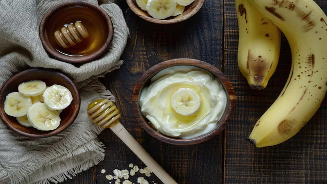 జాగ్రత్తలు - సూచనలు: ఈ ఫేస్ మాస్క్ వేసుకునే ముందు ముఖాన్ని శుభ్రంగా కడుక్కోవాలి. కెమికల్ ఉత్పత్తులు వాడిన వెంటనే వీటిని వాడొద్దు. ఎల్లప్పుడూ తాజా పండ్లనే ఉపయోగించండి. అందమైన చర్మం అనేది ఖరీదైన సీరమ్స్‌లో ఉండదు, మనం చేసే క్రమబద్ధమైన సంరక్షణలో ఉంటుంది. ప్రకృతి ఇచ్చిన ఈ వరాన్ని ఉపయోగించి మీ చర్మాన్ని మెరిసేలా చేసుకోండి.. 
