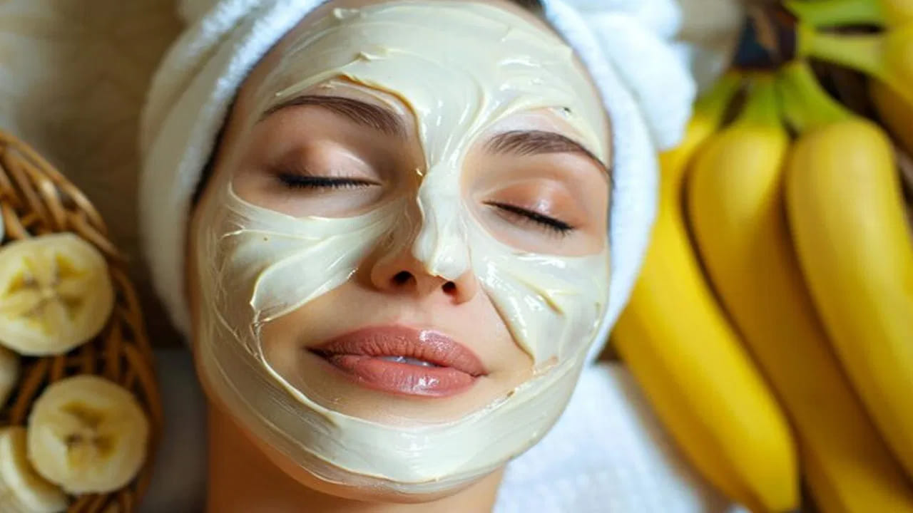 అరటిపండును చర్మ సంరక్షణలో ప్రకృతి సిద్ధమైన బొటాక్స్ అని పిలుస్తారు. ఇందులో చర్మానికి అవసరమైన పోషకాలు పుష్కలంగా ఉన్నాయి. ఇందులోని విటమిన్ ఎ చర్మంపై ఉన్న నల్ల మచ్చలను తొలగించి, రంగును మెరుగుపరుస్తుంది. విటమిన్ సి చర్మంలో కొల్లాజెన్ ఉత్పత్తిని పెంచి, ముఖం కాంతివంతంగా మెరిసేలా చేస్తుంది. పొటాషియం పొడిబారిన చర్మానికి తగినంత తేమను అందించి, హైడ్రేటెడ్‌గా ఉంచుతుంది.
యాంటీ ఆక్సిడెంట్లు వృద్ధాప్య ఛాయలను దరిచేరనీయవు.
