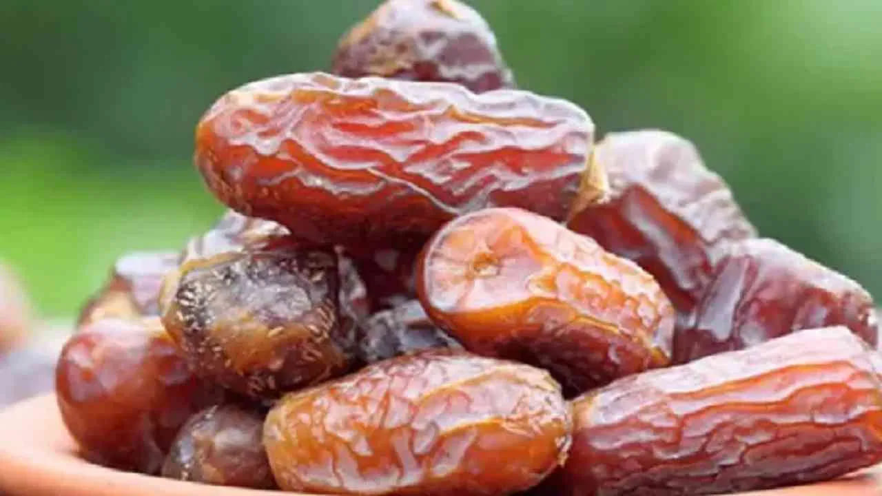 మరోవైపు ఖర్జూరాలు తక్షణ శక్తిని అందించడంలో మేటిగా నిలుస్తాయి. కేవలం 3 నుండి 4 ఖర్జూరాలలో 90 నుండి 120 కేలరీలు లభిస్తాయి. వీటిలో సహజ చక్కెరలు పుష్కలంగా ఉండటం వల్ల నీరసంగా ఉన్నప్పుడు లేదా ఉపవాసం ఉన్నప్పుడు తీసుకుంటే వెంటనే ఉత్సాహం వస్తుంది. ఖర్జూరాల్లో చక్కెరతో పాటు ఫైబర్, ఐరన్, మెగ్నీషియం వంటి ముఖ్యమైన ఖనిజాలు కూడా ఉంటాయి. ముఖ్యంగా రక్తహీనత సమస్యతో బాధపడేవారికి ఖర్జూరాలు ఒక అద్భుతమైన పోషకాహారంగా పనిచేస్తాయి. తీవ్రమైన శారీరక శ్రమ చేసేవారికి కూడా ఇవి తక్షణ ఇంధనంలా ఉపయోగపడతాయి.
