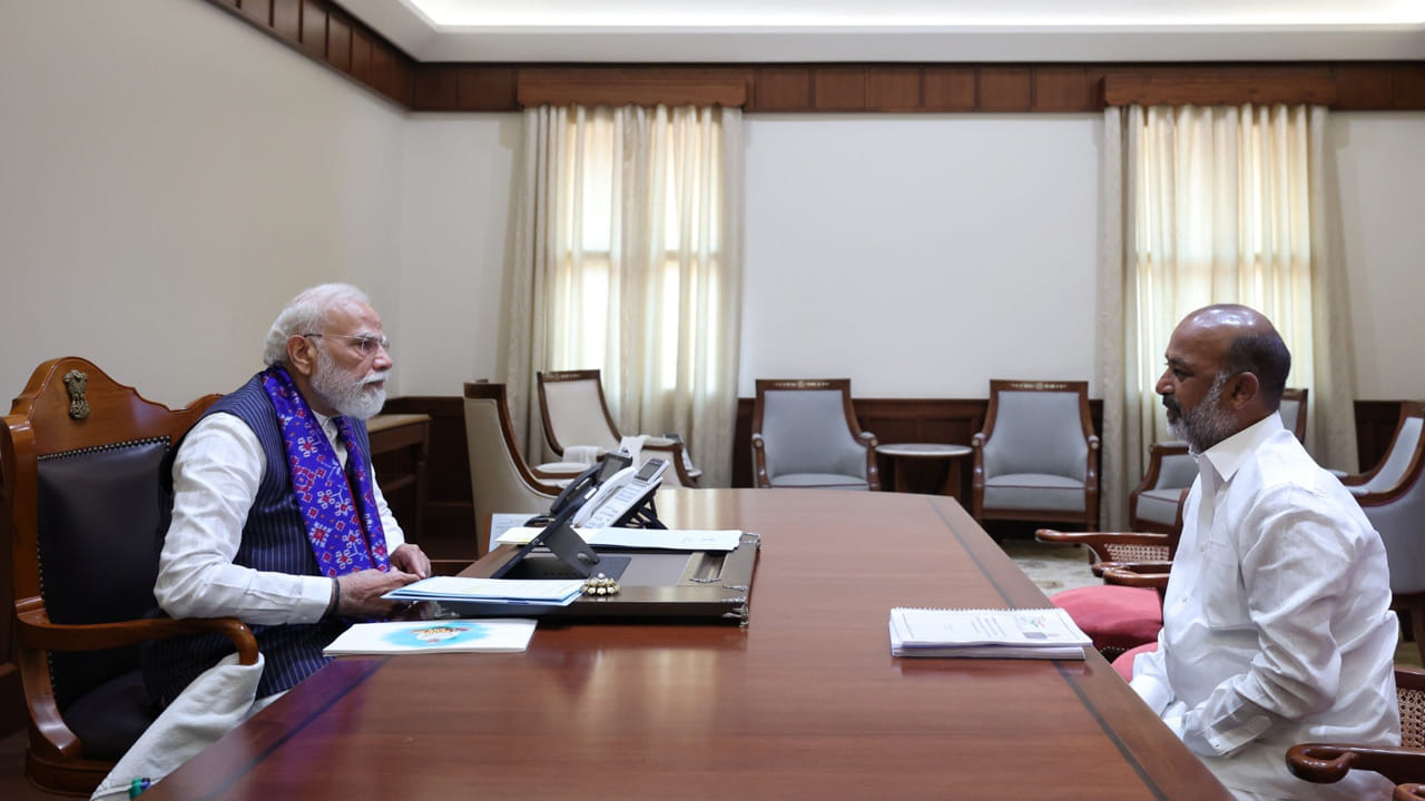 ప్రధాని మోదీతో బండి సంజయ్ భేటీ.. కరీంనగర్ మున్సిపల్ విజయంపై ప్రశంసలు!