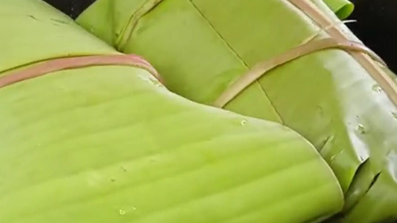 ముందుగా చేపలను క్లీన్ చేసుకోవాలి: బంగారు తీగ చేపలను తీసుకుని వాటిని బాగా కడిగి, అర టేబుల్ స్పూన్ పసుపు, రుచికి తగినంత ఉప్పు, ఒక టేబుల్ స్పూన్ నిమ్మరసం కూడా వీటికి జోడించి 15 నుంచి 30 నిమిషాల పాటు పక్కన పెట్టుకోవాలి. ఇలా చేస్తే వాసనను తగ్గించి మంచి రుచిని ఇస్తుంది. కాబట్టి , మీరు కూడా ఇలాగే చేయండి. 