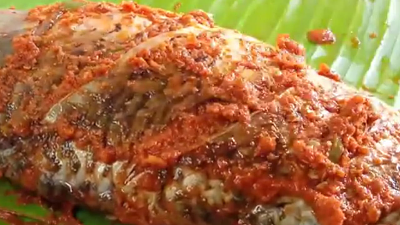 
చేప ముక్కలకు మసాలాలు పట్టించుకోవాలి:  చేపలకు ఒక టేబుల్ స్పూన్  కారం, ఒక టేబుల్ స్పూన్ ధనియాల పొడి, ఒక టేబుల్ స్పూన్ జీలకర్ర పొడి, ఒక టేబుల్ స్పూన్ అల్లం వెల్లుల్లి పేస్ట్ కూడా వేసి వీటికి బాగా పట్టించాలి. అలాగే,  20 నిమిషాల పాటు మ్యారినేట్ చేసుకుని పక్కన పెట్టుకోవాలి ఇలా చేస్తే రుచికి ఉంటుంది. 
