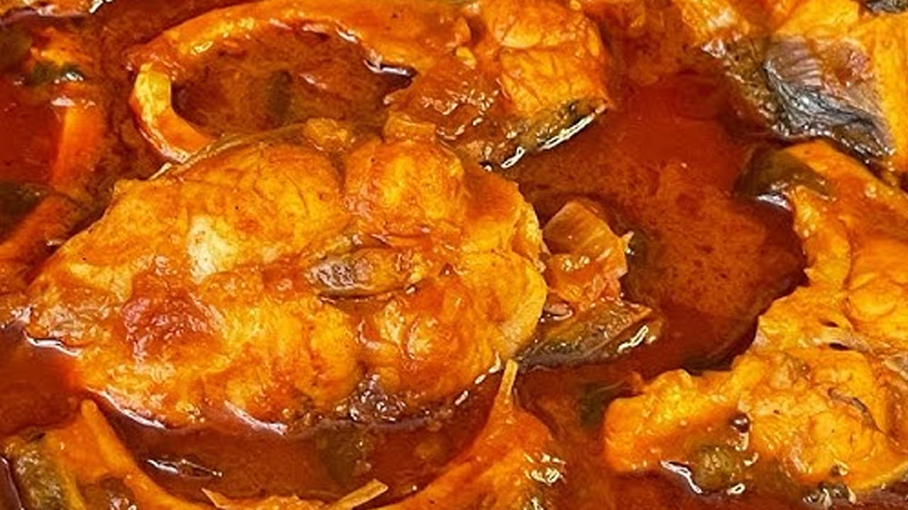 ఈ కూరకు నూనె చుక్క కూడా అవసరం లేదు ఎందుకంటే, చేపలో ఉన్న తేమతోనే బాగా ఉడికిపోతుంది. ఇంకా అరిటాకును వాడటం వలన  దీనికి ప్రత్యేకమైన వాసన, టేస్ట్  వస్తుంది. అలాగే, దీనిని  హై మంటపై వండకండి. అలా చేస్తే అరిటాకు మాడిపోయే అవకాశం ఉంది. ఈ చేప కూరను రైస్‌తో కానీ రోటితో తింటే రుచి అదిరిపోతోంది. 