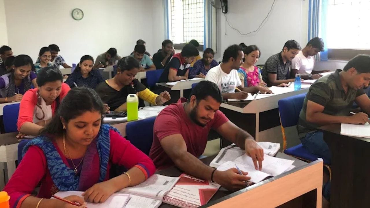 రాష్ట్రంలోని ఎస్సీ, ఎస్టీ, బీసీ అభ్యర్థులకు తెలంగాణ గిరిజన సంక్షేమ శాఖ అదిరిపోయే గుడ్‌న్యూస్ చెప్పింది. బ్యాంకింగ్ పరీక్షల కోసం ఉంచితంగా కోచింగ్ ఇవ్వనుంది. ఈ పథకంలో మొత్తం100 సీట్లు కేటాయించారు. ఇందులో 75 ఎస్టీలకు, 15 ఎస్సీలకు, 10 బీసీలకు ఉన్నారు. అలాగే మొత్తం సీట్లలో 33⅓ శాతం మహిళలకు రిజర్వ్ చేశారు.