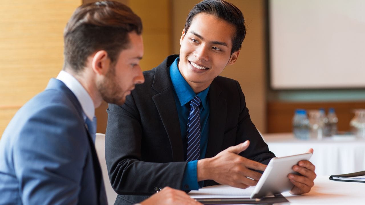 అయితే ఈ ఉచిత కోచింగ్ ఎంపిక ప్రక్రియ చూసుకుంటే.. దరఖాస్తు దారుల డిగ్రీలో మెరిట్ ఆధారంగా అభ్యర్థులను ఎంపిక చేయనున్నారు. అయితే దీనికి బ్యాంకింగ్ నోటిఫికేషన్లకు దరఖాస్తు చేసిన వారు మాత్రమే అర్హులట. అలాగే దీనికి దరఖాస్తు చేసుకునే అభ్యర్థుల తల్లిదండ్రుల వార్షిక ఆదాయం రూ. 3 లక్షలు మించకుండా ఉండాలి.