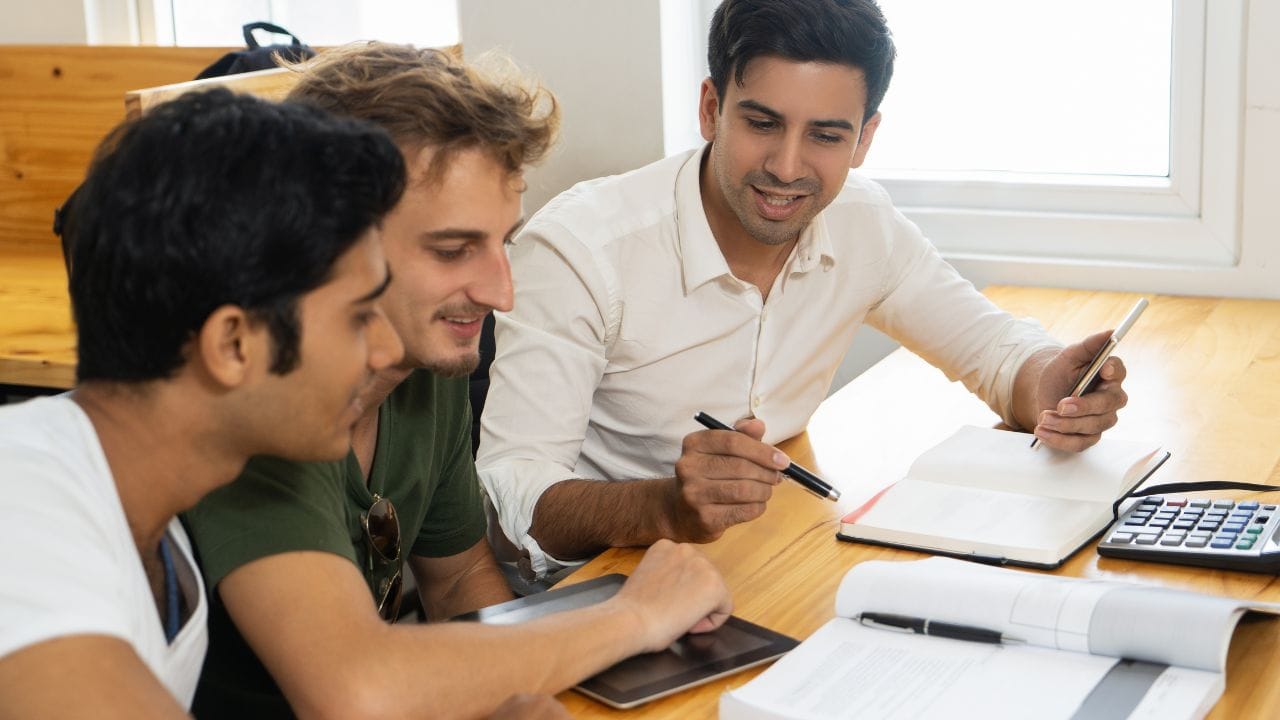 ఉచితంగా బ్యాంక్ కోచింగ్ పొందాలనుకునే ఎస్సీ, ఎస్టీ, బీసీ అభ్యర్థులు ఈ పథకానికి దరఖాస్తు చేసుకోవచ్చు. ఏప్రిల్ 28 నుంచి మే 7 వరకు ఇందుకోసం ఆన్‌లైన్‌లో దరఖాస్తు చేసుకోవచ్చు. అధికారిక వెబ్‌సైట్ ద్వారా అప్లై చేసుకునే అవకాశం కల్పించారు అధికారులు.