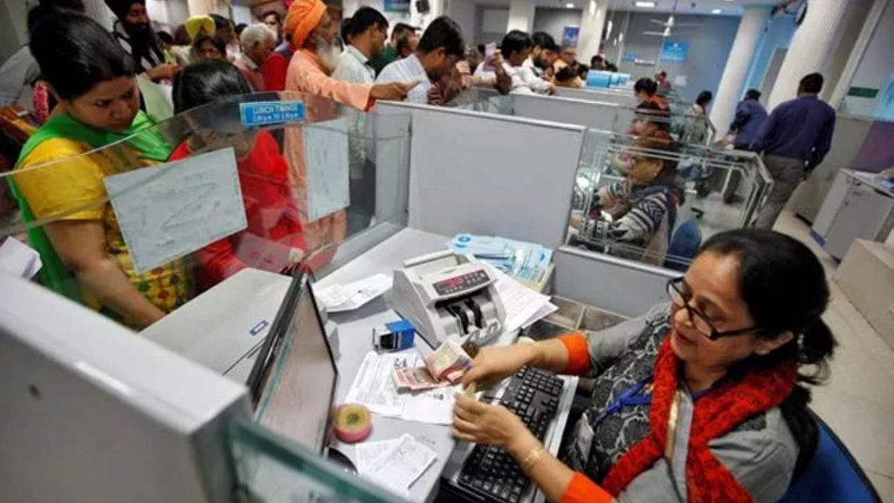 ఏప్రిల్ నెలలో బ్యాంక్ పనుల కోసం వెళ్లే ముందు క్యాలెండర్‌ను ఒకసారి సరిచూసుకోవడం చాలా ముఖ్యం. ఎందుకంటే ఈ నెలలో జాతీయ సెలవులతో పాటు ప్రాంతీయ పండుగలు, వారాంతపు సెలవులు ఎక్కువగా ఉన్నాయి. ఆర్‌బీఐ ప్రకటించిన సెలవుల ప్రకారం చూసుకుంటే ఈ నెల మొత్తంలో 10పైగా బ్యాంక్‌ హాలీడేస్ ఉన్నాయి. 