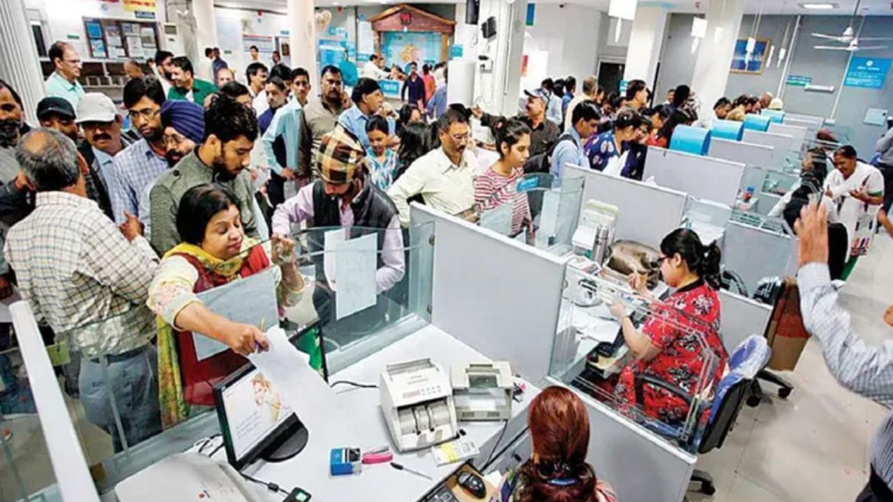 ఇక ఏప్రిల్  చివరి వారంలో చూసుకుంటే మళ్లీ వరుసగా రెండ్రోజుల పాటు బ్యాంకులు మూతబడనున్నాయి. ఏప్రిల్ 25 నాలుగవ శనివారం, ఏప్రిల్ 26 ఆదివారం సాధారణ సెలవు కావడంతో రెండ్రోజుల పాటు బ్యాంక్‌లు క్లోజ్ అవ్వనున్నాయి. వరుస సెలవుల కారణంగా మనీ విత్‌డ్రా లేదా చెక్కుల డిపాజిట్ వంటి పనులకు అంతరాయం కలగవచ్చు. కాబట్టి కస్టమర్స్ ఆర్థిక లావాదేవీలను ముందే ప్లాన్ చేసుకోవడం మంచిది.