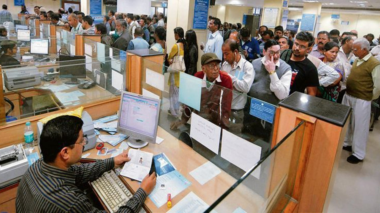  పండుగ సెలవులు: వారాంతపు సెలవులతో పాటు మే నెలలో కొన్ని ముఖ్యమైన పండుగ సెలవులు కూడా ఉన్నాయి: మే 1 (మే డే/కార్మిక దినోత్సవం): నెల ఆరంభంలోనే మే డే సందర్భంగా ఏపీ, తెలంగాణతో పాటు చాలా రాష్ట్రాల్లో బ్యాంకులకు సెలవు ఉంటుంది. మే 27 (బక్రీద్): ముస్లిం సోదరులు జరుపుకునే ఈ పెద్ద పండుగ సందర్భంగా దేశవ్యాప్తంగా దాదాపు అన్ని బ్యాంకులు మూతపడతాయి.