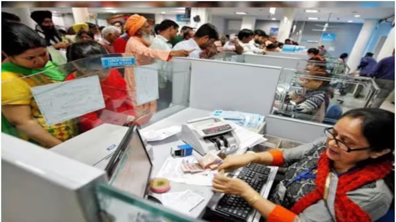  ఖాతాదారులు గమనించాల్సిన విషయాలు: నగదు కొరత: వరుస సెలవుల వల్ల ఏటీఎంలలో నగదు త్వరగా ఖాళీ అయ్యే అవకాశం ఉంది. ముఖ్యంగా పెళ్లిళ్ల సీజన్ కావడంతో నగదు అవసరాలు ఎక్కువగా ఉంటాయి, కాబట్టి ముందే సిద్ధం చేసుకోవడం మంచిది. ఇక చెక్కుల క్లియరెన్స్: బ్యాంకులకు సెలవు ఉన్న రోజుల్లో చెక్కుల క్లియరెన్స్ ప్రక్రియ జరగదు. దీనివల్ల వ్యాపార లావాదేవీలు ఆలస్యం అయ్యే ప్రమాదం ఉంది.