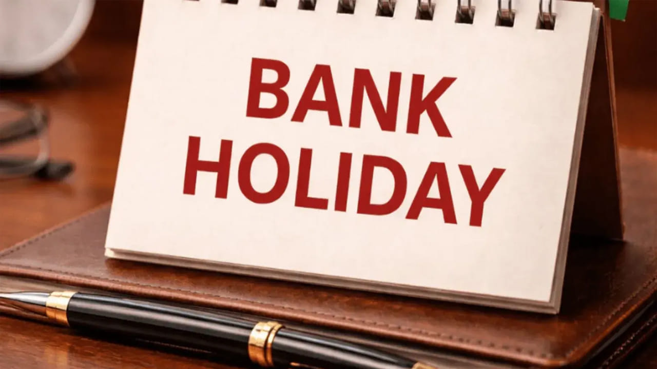  డిజిటల్ బ్యాంకింగ్: బ్యాంక్ శాఖలు మూతపడినప్పటికీ.. నెట్ బ్యాంకింగ్, మొబైల్ బ్యాంకింగ్, యూపీఐ (UPI) సేవలు 24 గంటలూ అందుబాటులో ఉంటాయి. ఏదైనా ముఖ్యమైన బ్యాంకు పని ఉంటే చివరి నిమిషం వరకు ఆగకుండా, కనీసం ఒక వారం ముందే పూర్తి చేసుకోవడం శ్రేయస్కరం. ఈ సెలవుల జాబితాను దృష్టిలో ఉంచుకుని మీ ఆర్థిక ప్రణాళికను సిద్ధం చేసుకోండి.