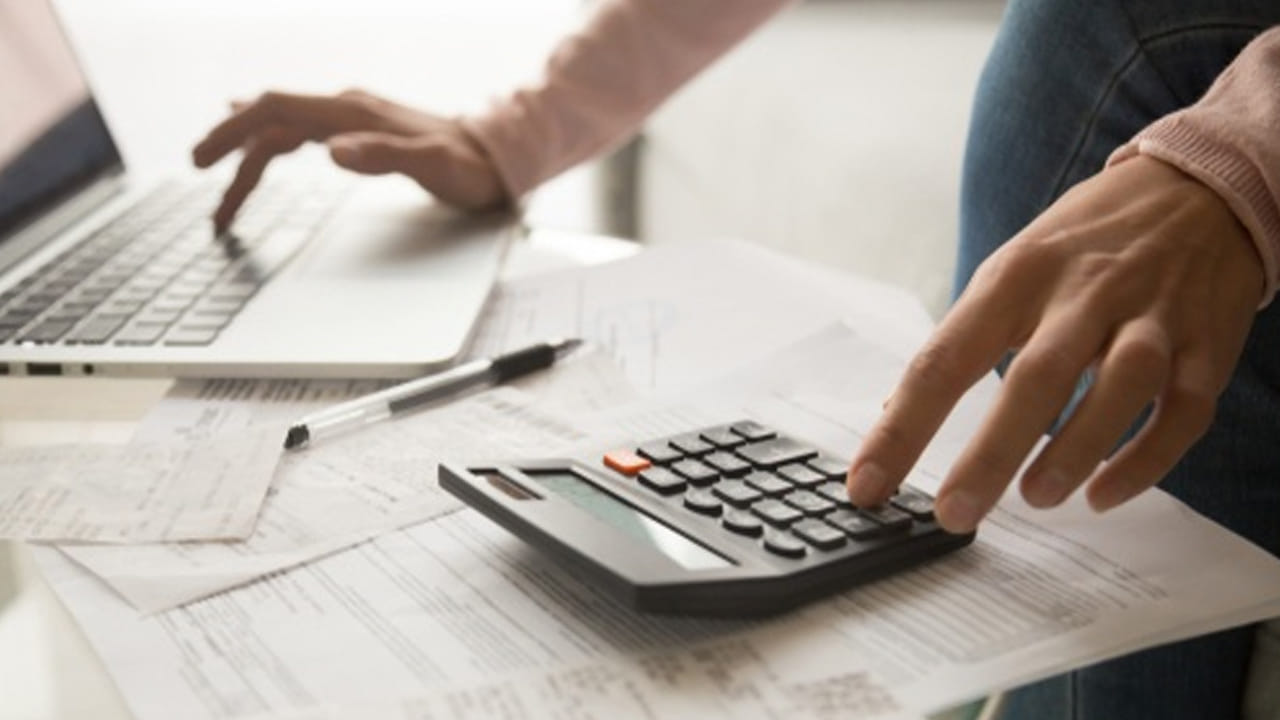 దీంతో మీరు ఏ వ్యక్తి బ్యాంక్ రుణానికి అయినా హామీదారుడిగా సంతకం చేస్తుంటే ఒకటికి రెండుసార్లు ఆలోచించుకోండి. సదరు వ్యక్తికి సంబంధించి ఆర్ధిక పరిస్థితిని తెలుసుకోండి. గతంలో తీసుకున్న రుణాలను సరిగ్గా చెల్లించారా.. లేదా అనే విషయాలను తెలుసుకోండి. అవన్నీ తెలుసుకున్న తర్వాతనే గ్యారంటీయర్‌గా సంతకం చేయండి. తెలియని వ్యక్తులను అసలు చేయవద్దు.
