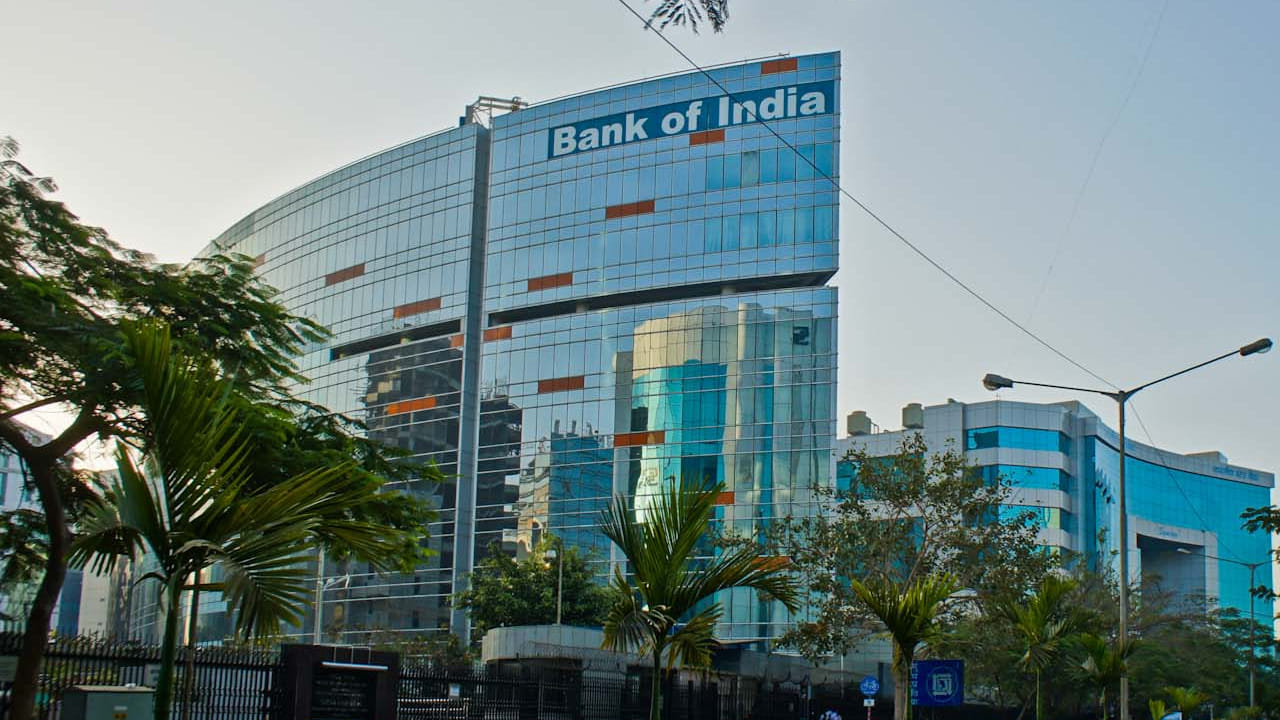 అయితే ఆర్బీఐ క్యాలెండర్ ప్రకారం బ్యాంక్ సెలవులు అమలవుతాయి. ప్రాంతీయ పండుగలను బట్టి రాష్ట్రాల వారీగా ఆర్బీఐ సెలవుల జాబితా ప్రకటిస్తూ ఉంటుంది. మధ్యలో సెలవుల జాబితాలో మార్పులు కూడా చేస్తూ ఉంటుంది. ఇక బ్యాంకులు ప్రతీ నెలలో రెండు, నాల్గొవ శనివారం మూసి ఉంటాయి.