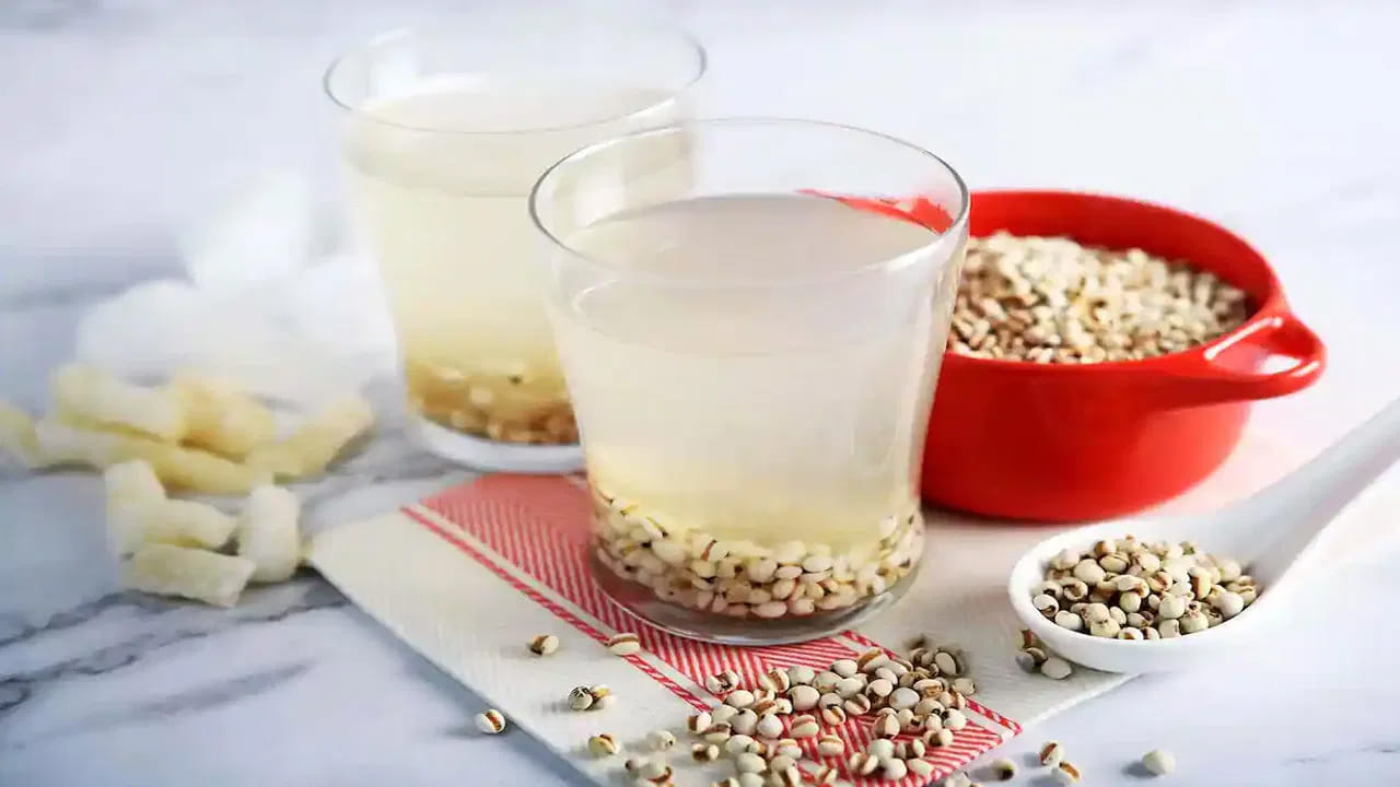 బార్లీ మన శరీరానికి ఎంత మంచిదో ప్రత్యేకించి చెప్పాల్సిన అవసరం లేదు. ఎందుకంటే, దీనిలో పోషకాలు అధికంగా ఉంటాయి.
అంతేకాదు, ఇది నేచురల్ ఔషధం. మన శరీరంలోని వేడిని తగ్గించి శక్తిని పెంచుతుంది. అసలు ఇది మన శరీరానికి ఎలా ఉపయోగపడుతుంది. ఈ బార్లీ నీళ్లను ఎలా తయారు చేయాలో ఇక్కడ తెలుసుకుందాం..