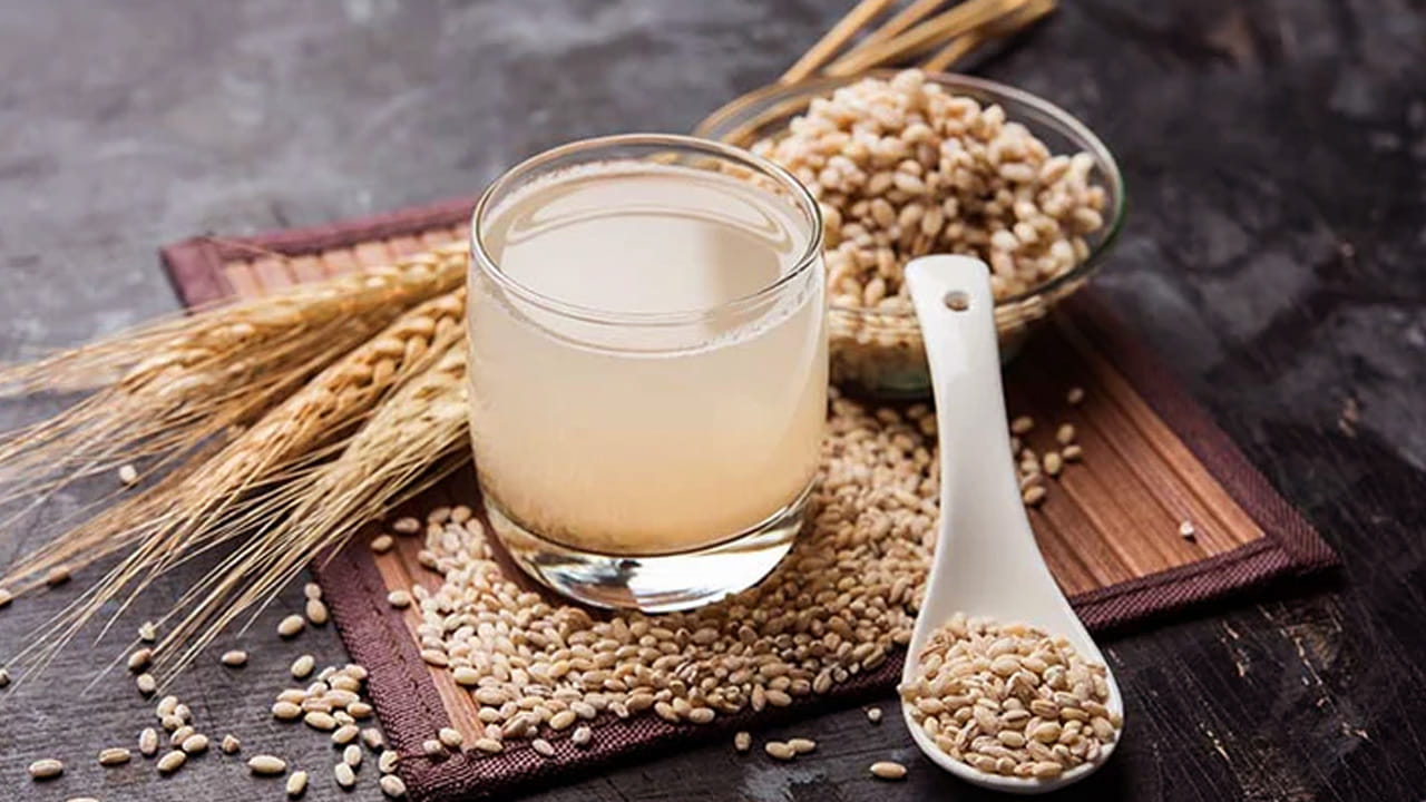 ఈ బార్లీ నీళ్ళను ఎలా చేయాలంటే? ముందుకు వీటిని తీసుకుని బాగా వేయించుకొని, వాటిని పొడిలాగా చేసుకోవాలి. మూడు కప్పుల నీటిని తీసుకుని వాటిని బాగా మరిగించాలి. అలాగే, తర్వాత దీనిలో రెండు స్పూన్ల బార్లీ పొడిని వేసి బాగా కలుపుకోవాలి.