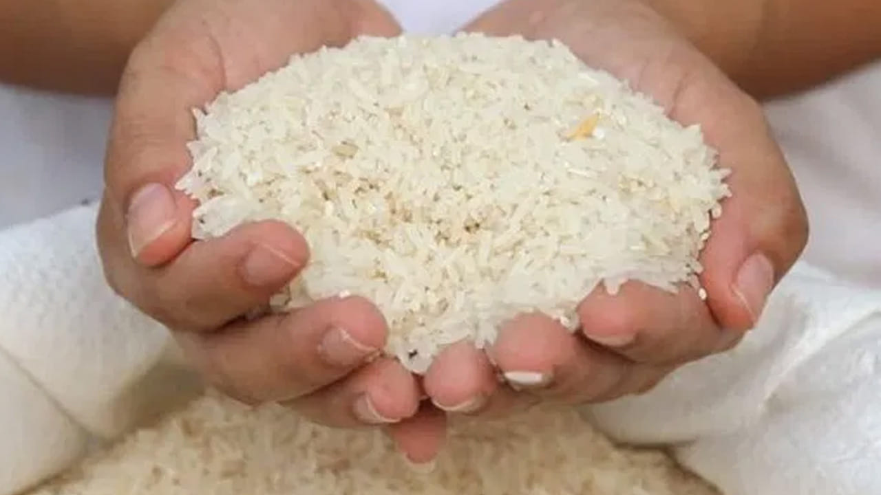 కాబట్టి, మనం ఇంట్లో బాస్మతి రైస్ తో బిర్యానీ చేసేటప్పుడు అసలు అవి మంచివా ? లేక పురుగు పట్టినవా అనేవి ఒకసారి చెక్ చేయండి.
మీరు రైస్ కడిగేటప్పుడు పురుగు పడితే వాసన వస్తాయి అప్పుడు అవి మంచివి కాదని గుర్తించండి. అస్సలు వాటిని తినకండి.
మంచి బియ్యం వాసన వేరుగా ఉంటుంది.