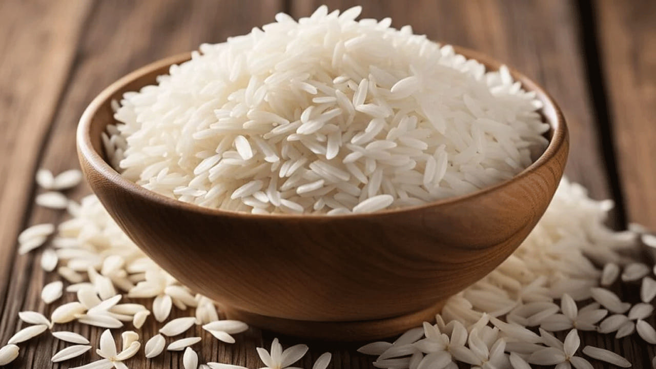 ప్రస్తుతం, ఎక్కడా చూసిన కూడా కల్తీ జరుగుతుంది. సొమ్ముల కోసం ఎంతకైనా తెగిస్తున్నారు. వాటిలో ఆహార పదార్దాలను కూడా వదలడం లేదు. అసలు మనం తినే బాస్మతి రైస్ తో చేసిన బిర్యానీ, పలావ్ ఆరోగ్యానికి మంచిదేనా? కొందరు వీటిని తినాలన్నా కూడా భయపడే పరిస్థితి వచ్చింది.