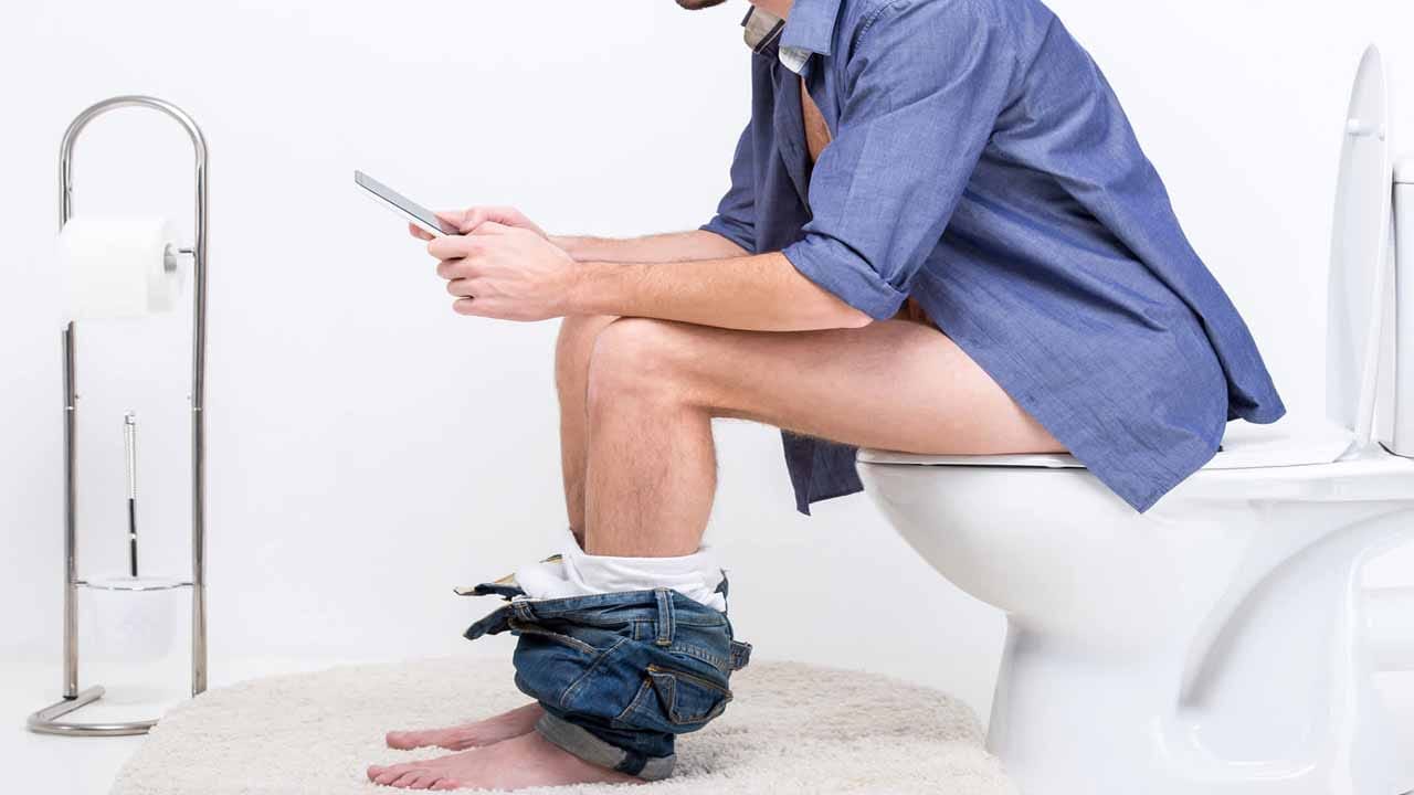 గంటల తరబడి టాయిలెట్‌లో ఫోన్‌తో గడుపుతున్నారా? అయితే పెద్ద డేంజర్‌లో పడ్డట్టే..!