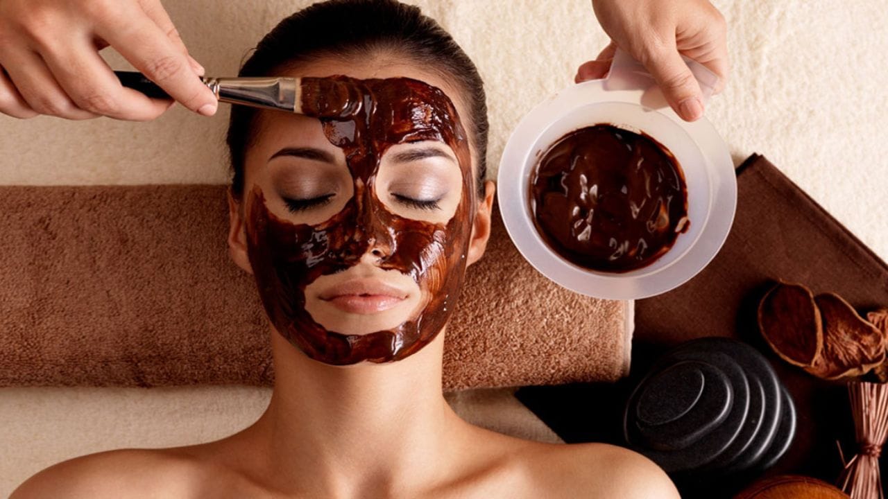 కాఫీ స్క్రబ్‌ను మొహం, మెడ, చేతులు, శరీరం మొత్తానికి ఉపయోగించవచ్చు. ముఖ్యంగా మోచేతులు, ముంజేతుల వద్ద చర్మం రంగు తేడాను తగ్గించి, చర్మాన్ని ఒకే రంగులోకి తీసుకురావడానికి ఇది సహాయపడుతుంది. కాఫీలో ఉండే యాంటీఆక్సిడెంట్లు చర్మ ఆరోగ్యాన్ని మెరుగుపరుస్తాయి. కాఫీ స్క్రబ్ చేసిన తర్వాత వెంటనే సబ్బు వాడకపోవడమే మంచిది, ఎందుకంటే నూనె ప్రభావం చర్మంపై నిలిచి ఉంటుంది. ఒకవేళ జిడ్డుగా అనిపిస్తే, సాయంకాలం మళ్ళీ స్నానం చేసేటప్పుడు సబ్బు వాడుకోవచ్చు.( Note: పైన పేర్కొన్న అంశాలు కేవలం అవగాహన కోసం మాత్రమే అందించబడినవి.. వీటిని TV9 దృవీకరించడం లేదు) 