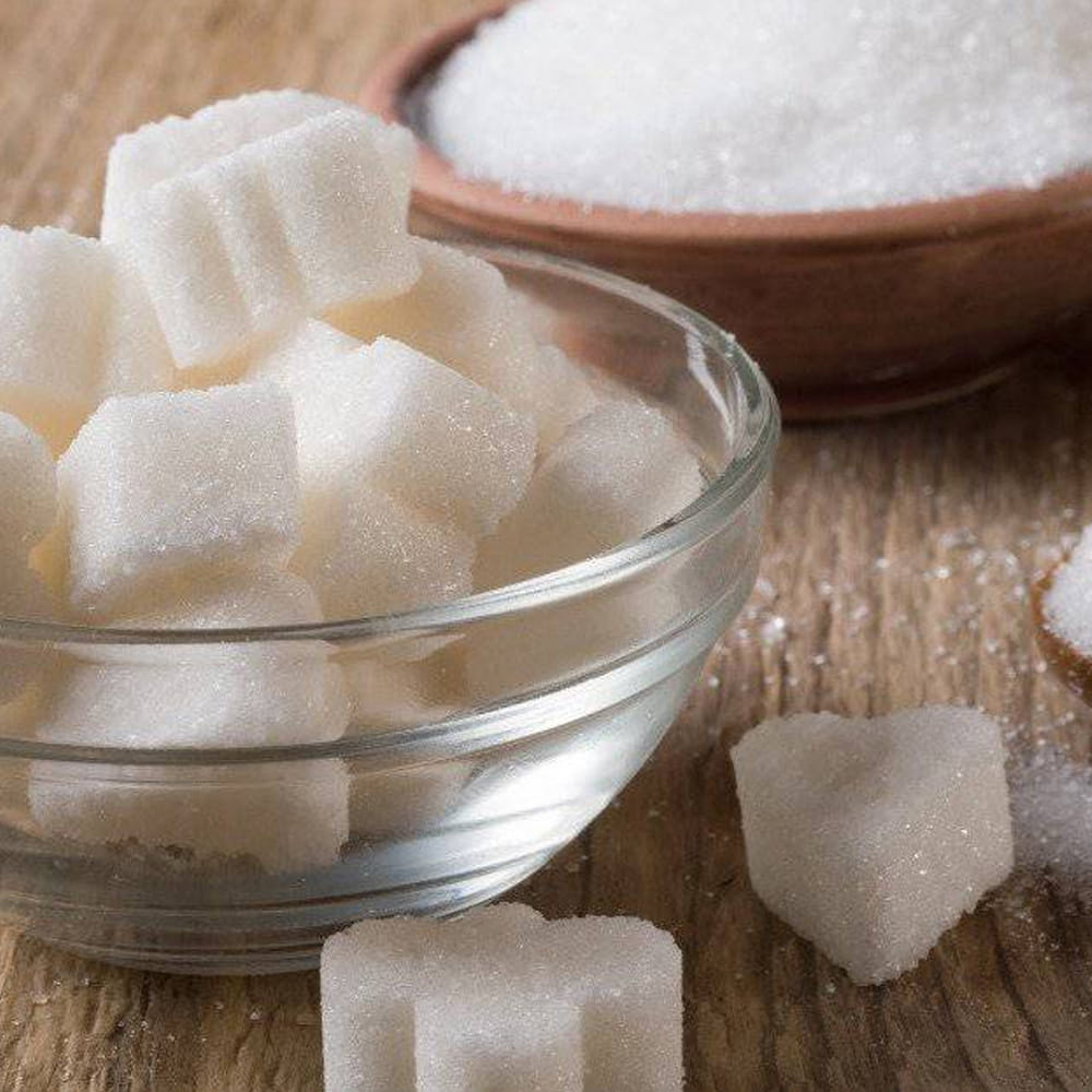 చక్కెర: మనం తినే చక్కెర కేవలం బరువును పెంచడమే కాకుండా, మన చర్మాన్ని కూడా తీవ్రంగా దెబ్బతీస్తుంది. దీన్ని సైన్స్ పరిభాషలో గ్లైకేషన్ అంటారు. రక్తంలో చక్కెర స్థాయిలు పెరిగినప్పుడు, అది కొల్లాజెన్ ప్రోటీన్‌తో కలిసిపోతుంది, దీనివల్ల కొల్లాజెన్ దెబ్బతిని చర్మం వదులుగా మారి, ముడతలు ఏర్పడతాయి. మీరు ఎన్ని క్రీములు వాడినా, చక్కెర అధికంగా తీసుకుంటే ముడతలు ఆగవు. కాబట్టి, చక్కెరను తగ్గించడం ద్వారా చర్మాన్ని కాంతివంతంగా, బిగుతుగా ఉంచుకోవచ్చు.
