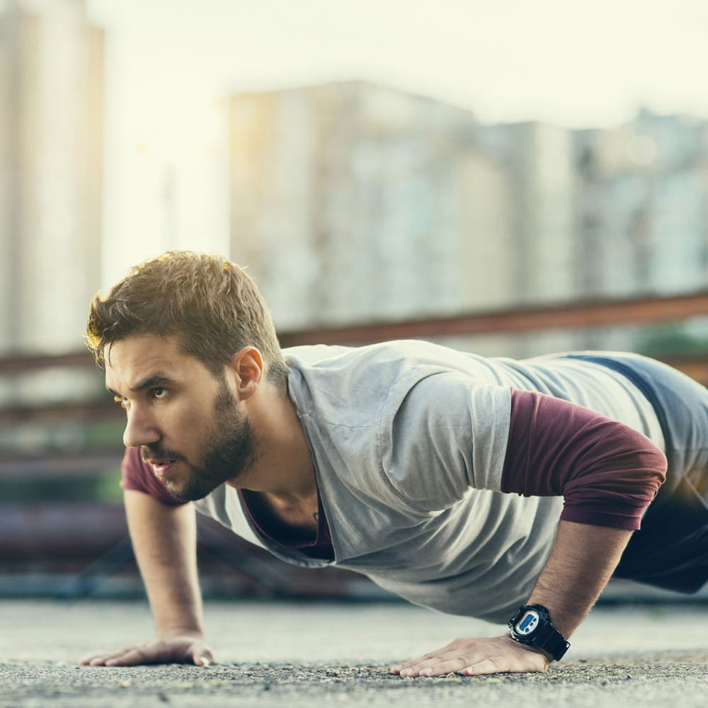 వ్యాయామం మరియు కండరాల ఆరోగ్యం: 40 ఏళ్లు దాటాక కండరాలు కరిగిపోవడం మొదలవుతుంది (సార్కోపీనియా). కండరాలు బలంగా ఉంటేనే చర్మం బిగుతుగా ఉంటుంది. కేవలం నడక మాత్రమే కాకుండా, బరువులు ఎత్తడం లేదా రెసిస్టెన్స్ వ్యాయామాలు చేయడం అవసరం. శరీర భంగిమ నిటారుగా ఉంటే, మీరు వయసులో సగం కనిపిస్తారు. ఇది యవ్వనాన్ని ప్రతిబింబిస్తుంది.
