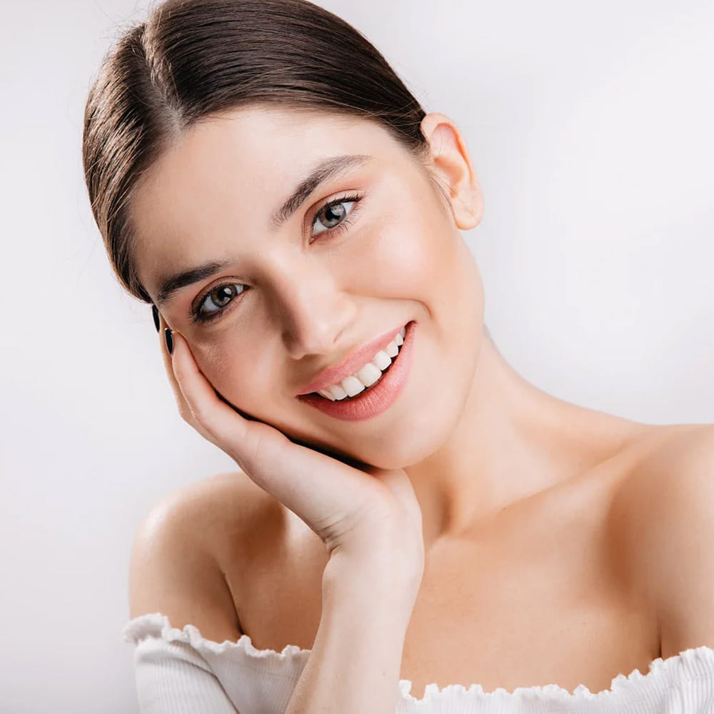 చర్మ సంరక్షణ: వంద రకాల క్రీములు అవసరం లేదు. సూర్యుడి నుండి వచ్చే కిరణాల నుండి చర్మాన్ని కాపాడుకోవడానికి సన్ స్క్రీన్ తప్పనిసరి. రాత్రి పూట రెటినాల్ వాడటం వల్ల ముడతలు తగ్గి కొత్త కణాలు పుడతాయి. ఉదయం విటమిన్ C సిరం వాడటం చర్మానికి రక్షణనిస్తుంది. వీటితో పాటు, తగినంత నీరు తాగడం వల్ల చర్మం హైడ్రేటెడ్ గా ఉంటుంది.
