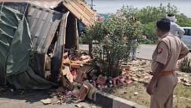 బీరు లారీ బోల్తా.. ఘోల్లుమన్న మందుబాబులు!