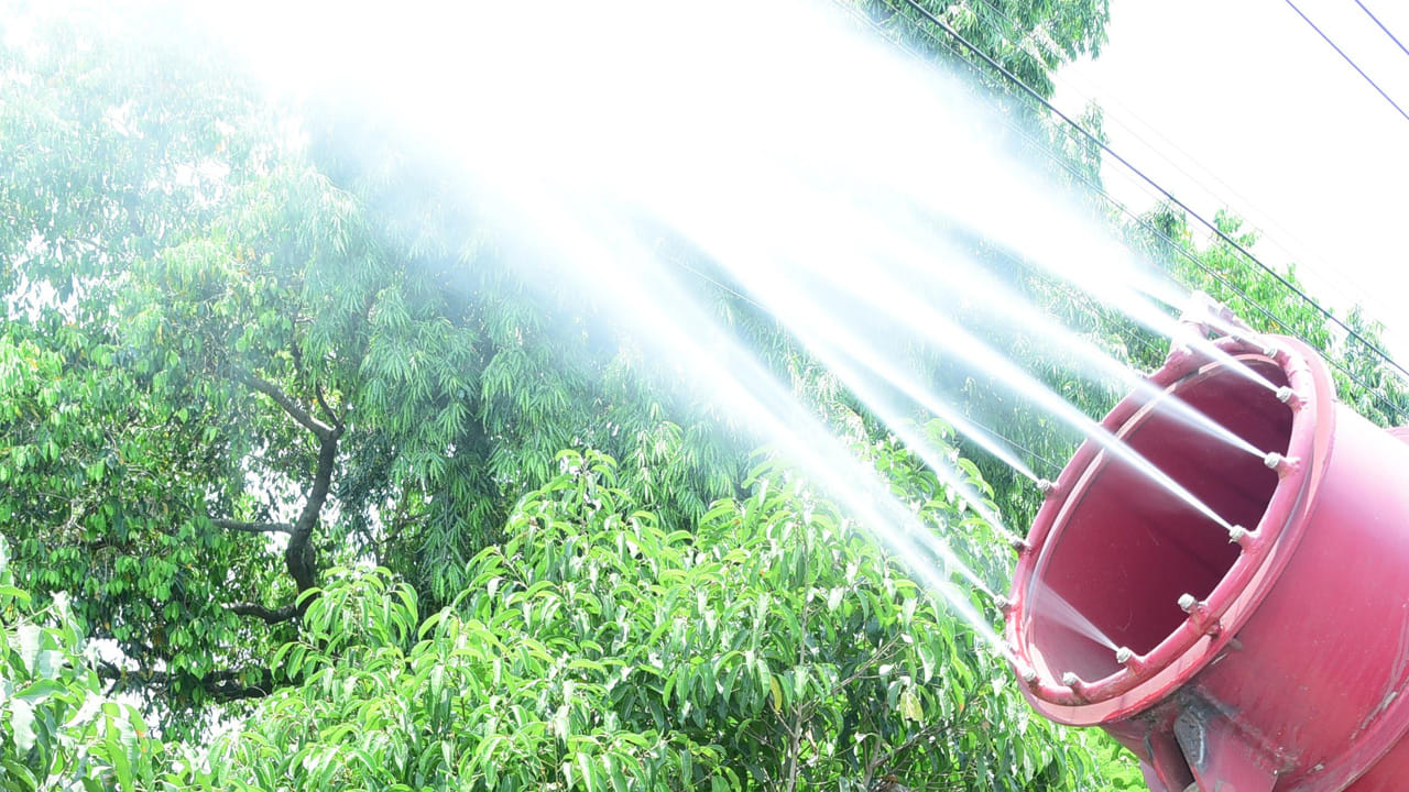 మండే ఎండల్లోను బెజవాడ వాహనదారులను పలకరిస్తున్న చిరు జల్లులు.. ఇలా..