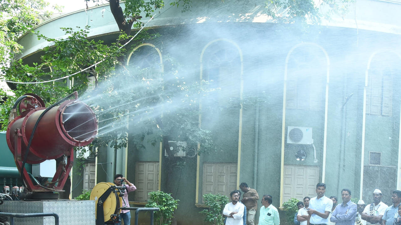 కానీ,ఈ మండుతున్న ఎండలతో పోరాడేందుకు విజయవాడ నగరం ఓ కొత్త ఆయుధాన్ని రంగంలోకి దించింది. అదే మిస్ట్ వెహికిల్స్ చూడటానికి ఇవి సాధారణ వాహనాల్లా కనిపించినా,పని మాత్రం అసాధారణం. అచ్చం యుద్ధరంగంలోకి దూసుకెళ్లే యంత్రాల్లా ఇవి రోడ్లపైకి వచ్చి సూర్యుడి తాపాన్ని తగ్గించేందుకు ఓ యుద్ధాన్ని ప్రారంభించాయి. నగరంలోని ప్రధాన రహదారులపై తిరుగుతూ ఈ వాహనాలు గాలిలోకి అతి సూక్ష్మమైన నీటి బిందువులను చిమ్ముతాయి. ఈ చిన్న చిన్న నీటి కణాలు గాలిలోని వేడిని వెంటనే గ్రహించి ఆవిరైపోతాయి. దాంతో చుట్టూ ఉన్న ఉష్ణోగ్రత ఒక్కసారిగా కొద్దిగా పడిపోతుంది. 