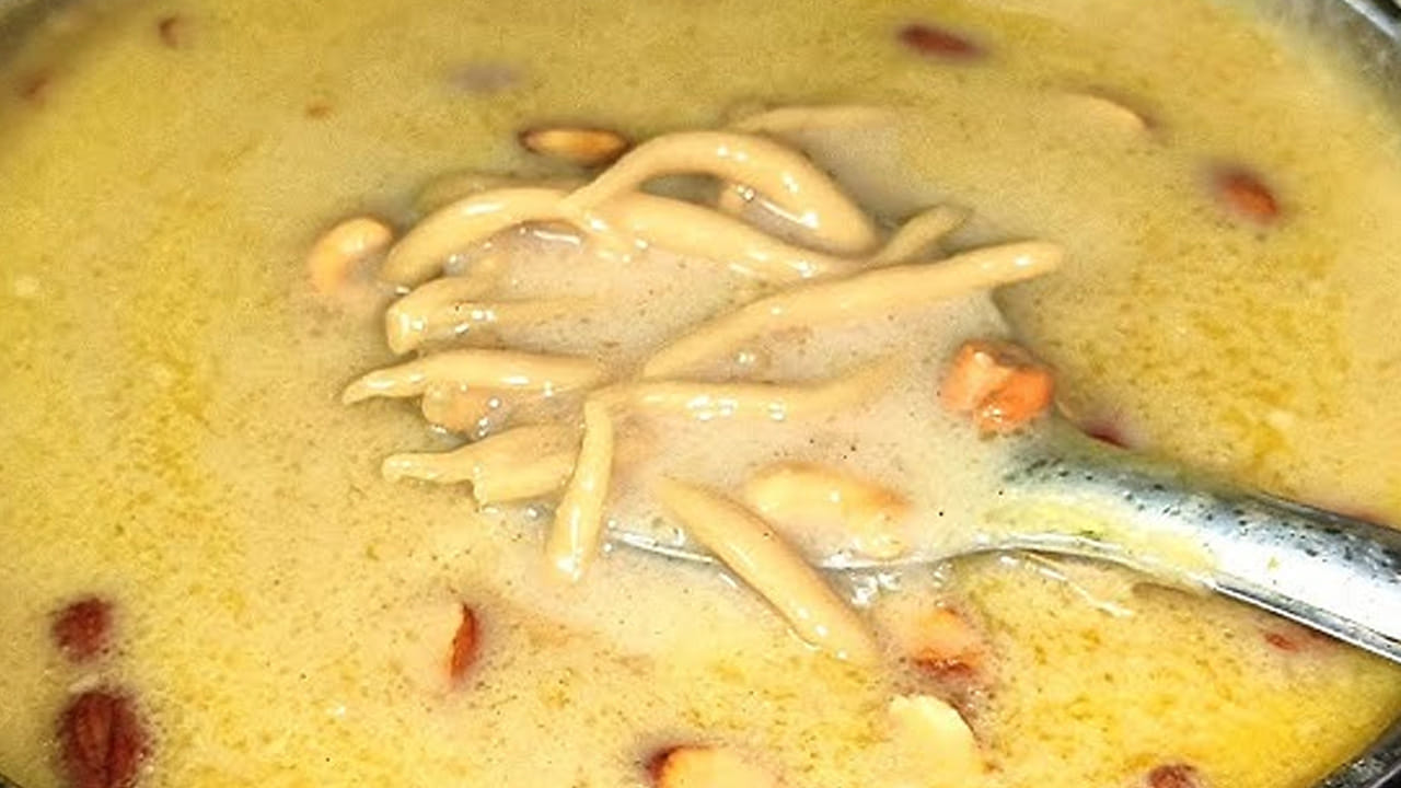 బెల్లం పాకాన్ని ఇలా  రెడీ చేసుకోవాలి: ఇప్పుడు గ్యాస్ వెలిగించి ఒక పెద్ద  పాత్ర పెట్టి దానిలో రెండు గ్లాస్ ల నీళ్లు,  బెల్లం 
వేసి వాటిని బాగా కరిగించాలి. అలాగే, బెల్లం మొత్తం కరిగిన తరవాత  ఆ పాకాన్ని వేరు చేయాలి ఇలా చేస్తే దానిలో మలినాలు ఏమైనా ఉన్నా పోతాయి. ఇంకా ఇది పాశం టేస్ట్ ను కూడా పెంచుతుంది. 