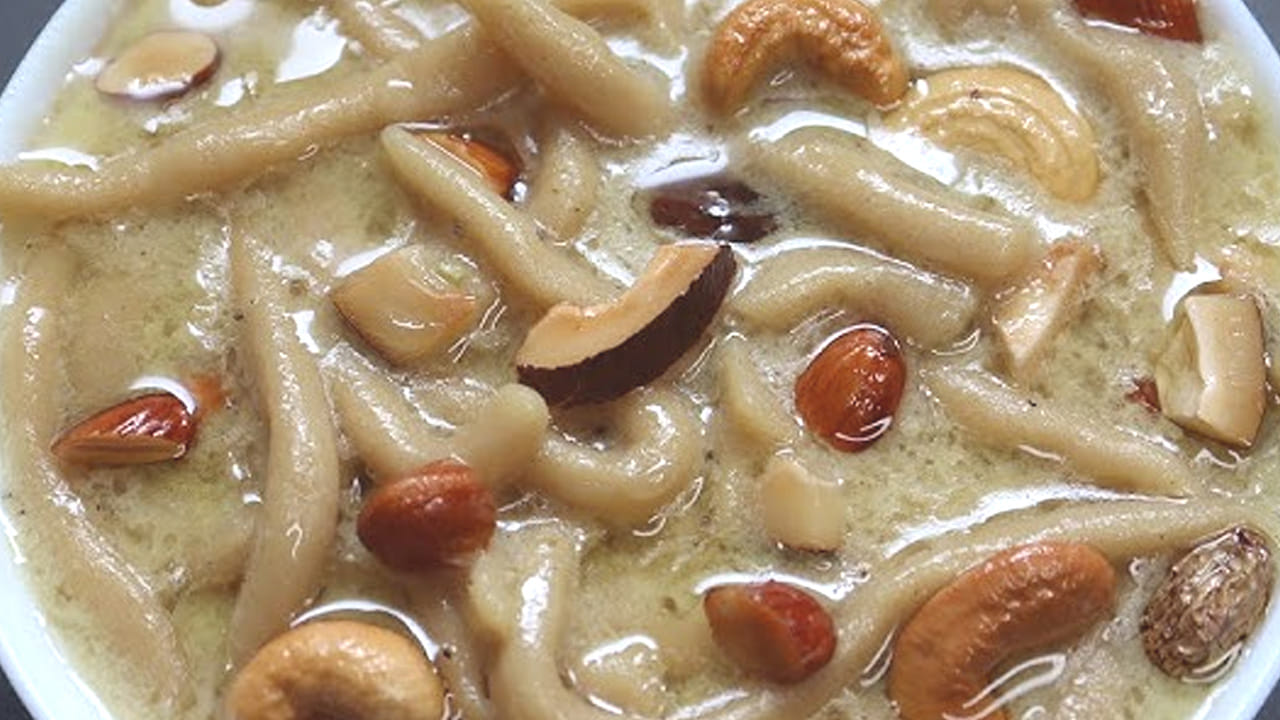 బెల్లం పాశానికి కావలసిన పదార్థాలు : ఒక కప్పు బియ్యం, ఒక కప్పు బెల్లం తురుము , రెండు కప్పుల పాలను తీసుకోవాలి, ఇంకా ఒక టేబుల్ స్పూన్ నెయ్యి, ఒక టేబుల్ స్పూన్ యాలకుల పొడి, 10 జీడిపప్పు, 10 కిస్మిస్ లు  రెడీ చేసి పెట్టుకోవాలి. మీ ఈ పదార్థాలను విడి విడిగా తీసుకోవాలి మొత్తం ఒకే దానిలో పెట్టండి. ఇలా పెట్టుకుంటే ఫాస్ట్ గా కూడా రెడీ అయిపోతోంది. 

