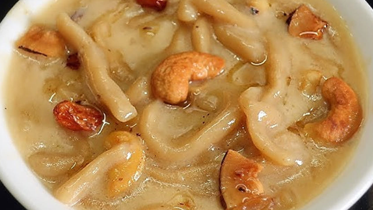 చివర్లో  పాలను కూడా కలిపి బాగా మరిగించాలి: ఇప్పుడు ఉడికిన బియ్యంలో కొద్దిగా పాలు వేసి మీడియం మంటపై వీటిని బాగా  మరిగించాలి. ఆ తరవాత పాలు బియ్యంలో కలిసి పోయే వరకు స్టవ్ మీదే వేయించాలి. ఇది పాశానికి మంచి టేస్ట్ ను ఇస్తుంది. ఇంకా   సాఫ్ట్  గా ఉండేలా చేస్తుంది