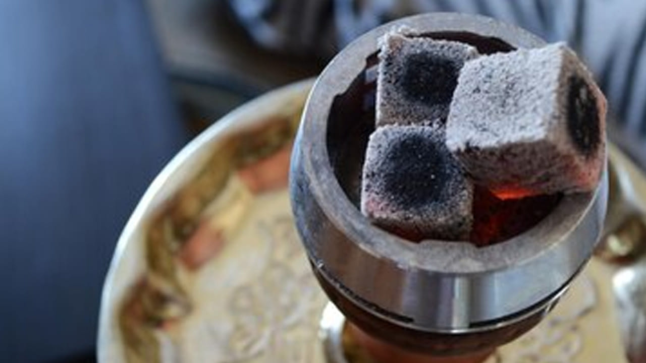 ధన ప్రాప్తి కోసం: రోజూ సాయంత్రం వేళ వెలిగించే హారతిలో కర్పూరం వాడటం వల్ల ఇంట్లో లక్ష్మీ కటాక్షం కలుగుతుంది. నెయ్యితో కలిపిన కర్పూర హారతి ఇవ్వడం వల్ల కుటుంబ సభ్యుల మధ్య కలహాలు తగ్గి శాంతి లభిస్తుంది.