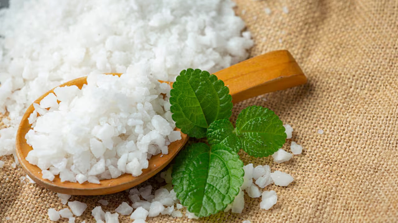 శారీరక ఆరోగ్యం: స్నానం చేసే నీటిలో కర్పూరం బిళ్ళలను వేయడం వల్ల చర్మ వ్యాధులు దరిచేరవు. శరీరంపై ఉన్న అలసట తొలగిపోతుంది. ఇది చర్మాన్ని తాజాగా ఉంచడానికి సహాయపడుతుంది. శరీరం, మనస్సు ఉత్తేజితమవుతాయి. 