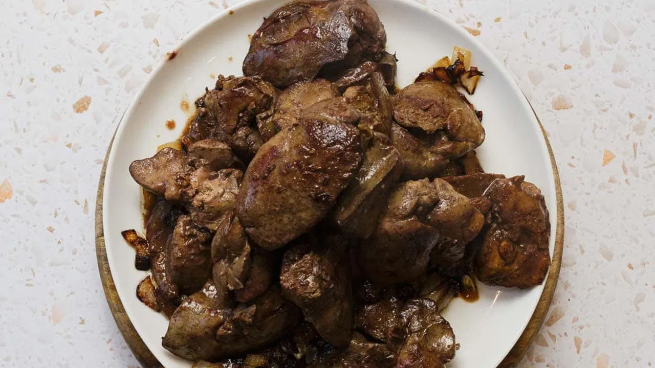 గర్భిణీ స్త్రీలకు మేలు: గర్భధారణ సమయంలో శిశువు మెదడు, వెన్నెముక అభివృద్ధికి ఫోలేట్ చాలా అవసరం. చికెన్ లివర్లో సహజ సిద్ధమైన ఫోలిక్ ఆమ్లం ఉంటుంది. ఇది పుట్టుకతో వచ్చే లోపాల ప్రమాదాన్ని తగ్గిస్తుంది. అయితే గర్భిణీ స్త్రీలు తమ డైట్లో మార్పులు చేసుకునే ముందు ఖచ్చితంగా డాక్టర్ సలహా తీసుకోవాలి.