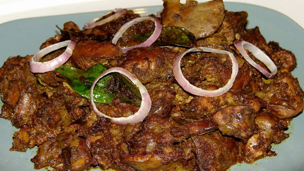 పీరియడ్స్ సమయంలో నీరసానికి చెక్: రుతుస్రావం సమయంలో అధిక రక్తస్రావం కారణంగా చాలామంది మహిళలు తీవ్రమైన అలసట, నీరసానికి గురవుతుంటారు. చికెన్ లివర్లో ఉండే విటమిన్ బి12 శరీరానికి తక్షణ శక్తిని ఇస్తుంది. ఇది నాడీ వ్యవస్థ పనితీరును మెరుగుపరచడమే కాకుండా ఆ సమయంలో కలిగే మానసిక కల్లోలాలను తగ్గించడానికి కూడా సహాయపడుతుంది.