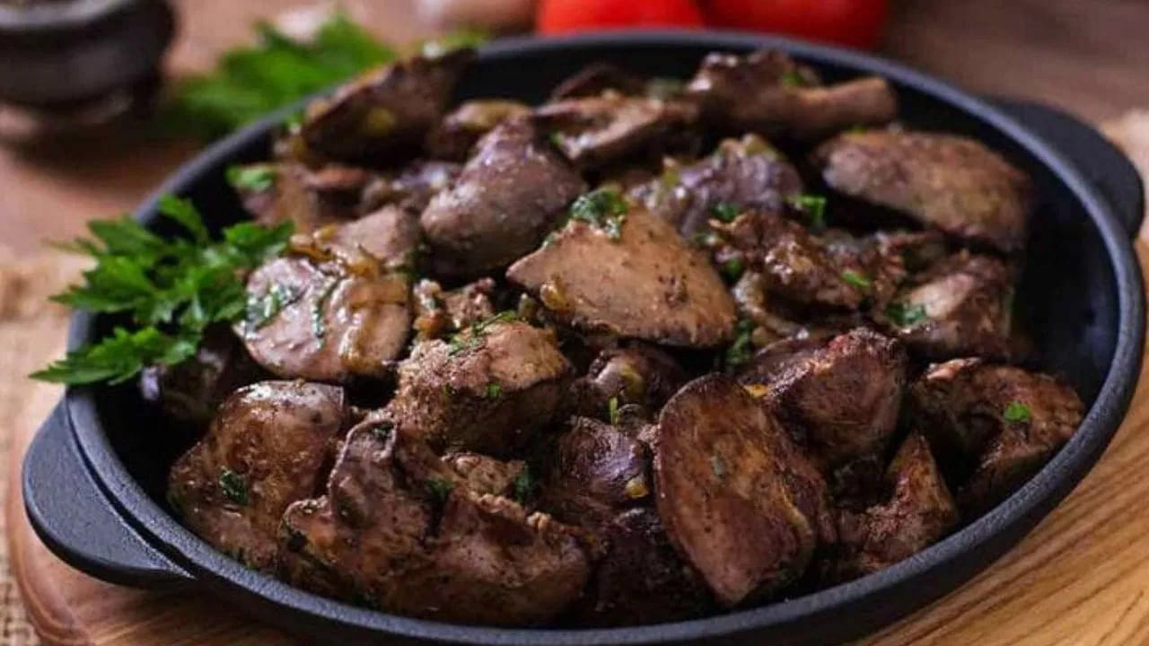 రక్తహీనతకు చెక్: మహిళల్లో సర్వసాధారణంగా కనిపించే సమస్య రక్తహీనత. శరీరంలో హిమోగ్లోబిన్ స్థాయిలు తగ్గడం వల్ల నీరసం, ఆయాసం వంటివి వస్తుంటాయి. చికెన్ లివర్లో ఐరన్ పుష్కలంగా ఉంటుంది. మొక్కల ద్వారా లభించే ఐరన్ కంటే, లివర్ ద్వారా లభించే ఐరన్ను మన శరీరం చాలా వేగంగా గ్రహిస్తుంది. ఇది రక్తంలో హిమోగ్లోబిన్ స్థాయిని పెంచి రక్తహీనత దరిచేరకుండా కాపాడుతుంది.