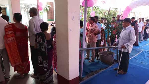 భారీ భద్రత మధ్య ప్రారంభమైన మినీ పోరు..! తొలి గంటల్లోనే బెంగాల్, తమిళనాడులో భారీగా పోలింగ్