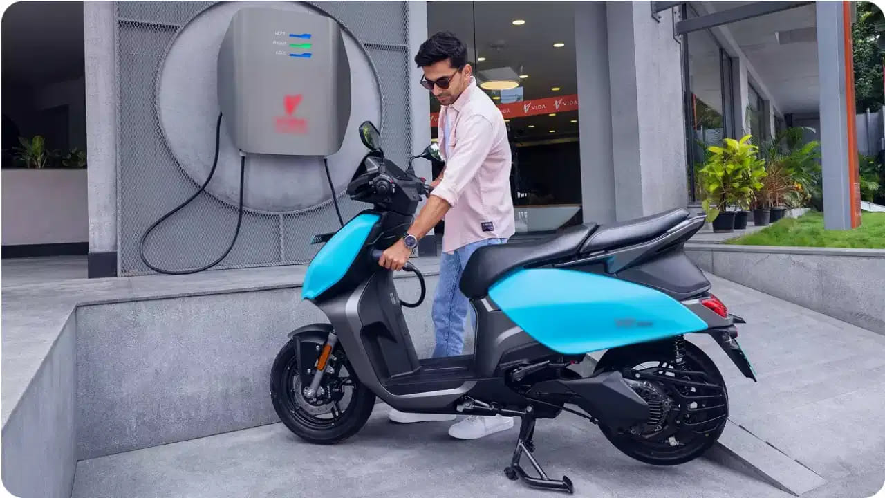 ప్రస్తుతం మార్కెట్లో ఉన్న బడ్జెట్ ఫ్రెండ్లీ BaaS స్కూటర్లలో హీరో విడా VX2 గో అగ్రస్థానంలో ఉంది. కేవలం రూ.44,990 ఎక్స్ షోరూమ్ ధరతో లభించే ఈ స్కూటర్.. 92 కి.మీ రేంజ్, స్మార్ట్ కనెక్టివిటీ ఫీచర్లతో వస్తుంది. అదేవిధంగా టీవీఎస్ ఆర్బిటర్ V1 మోడల్ రూ.49,999 ధరకు అందుబాటులో ఉంది. ఇది 86 కి.మీ రేంజ్ను ఇస్తూ, తక్కువ బడ్జెట్లో విదేశీ స్థాయి టెక్నాలజీని సామాన్యులకు అందిస్తోంది.