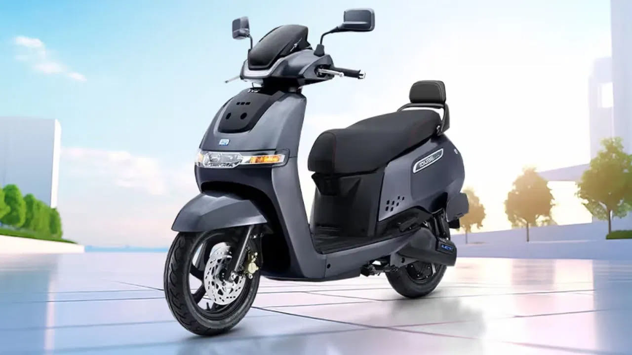 మరోవైపు ఫ్యామిలీ అవసరాల కోసం చూసే వారికి టీవీఎస్ ఐక్యూబ్, ఏథర్ రిజ్టా అద్భుతమైన ఎంపికలు. ఐక్యూబ్ BaaS మోడల్ రూ.59,999 నుండి ప్రారంభమవుతుండగా.. రిజ్టా రూ.75,999 ధరకు లభిస్తోంది. ఈ రెండు స్కూటర్లు భారీ స్టోరేజ్ స్పేస్, మెరుగైన భద్రతా ఫీచర్లు, సుదూర ప్రయాణాలకు అనువైన సౌకర్యాలను కలిగి ఉన్నాయి. ముఖ్యంగా రిజ్టాలో ఉన్న 56 లీటర్ల స్టోరేజ్ ఫ్యామిలీ కొనుగోలుదారులను విశేషంగా ఆకర్షిస్తోంది.